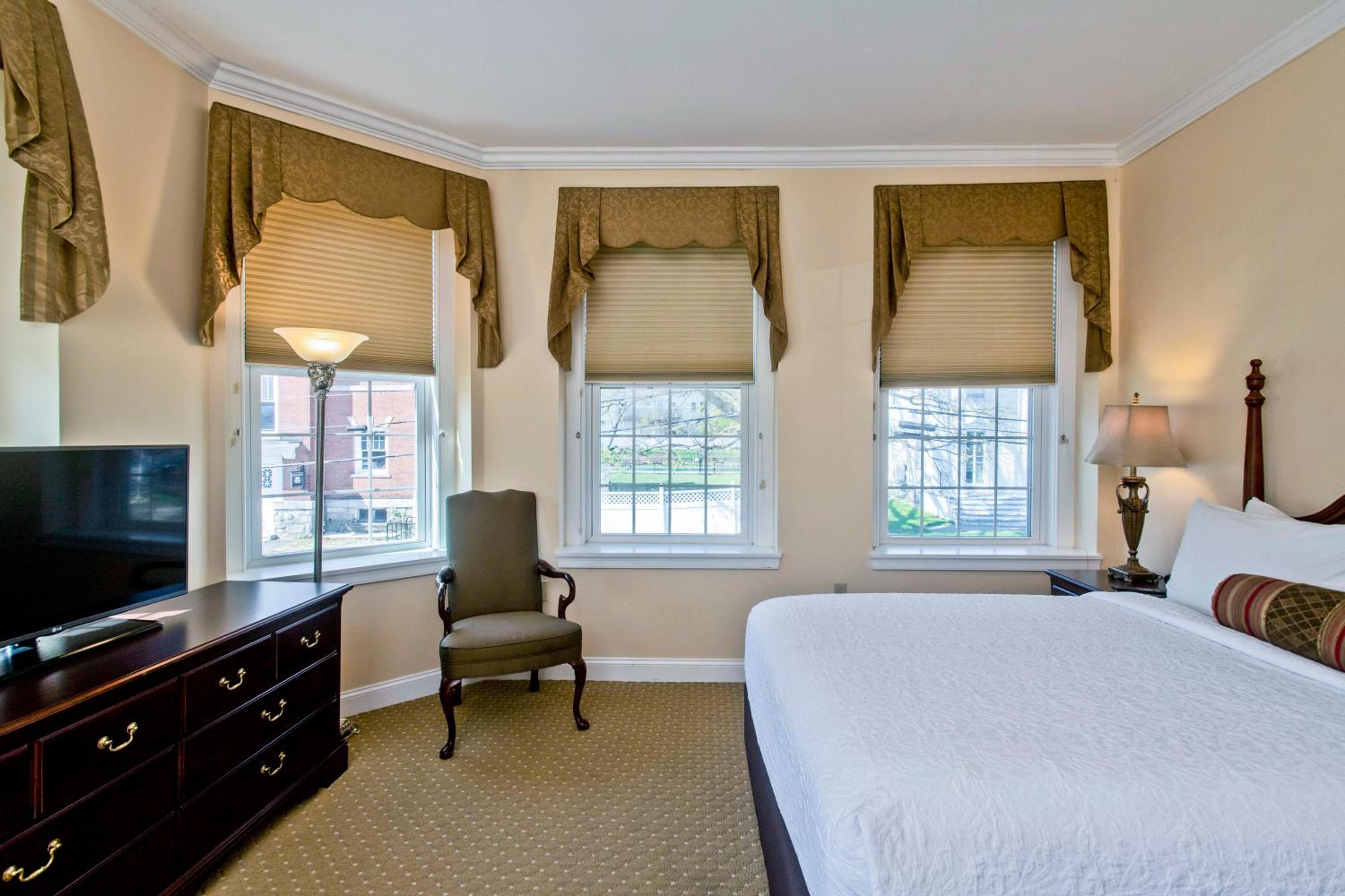 Deluxe Queen Room