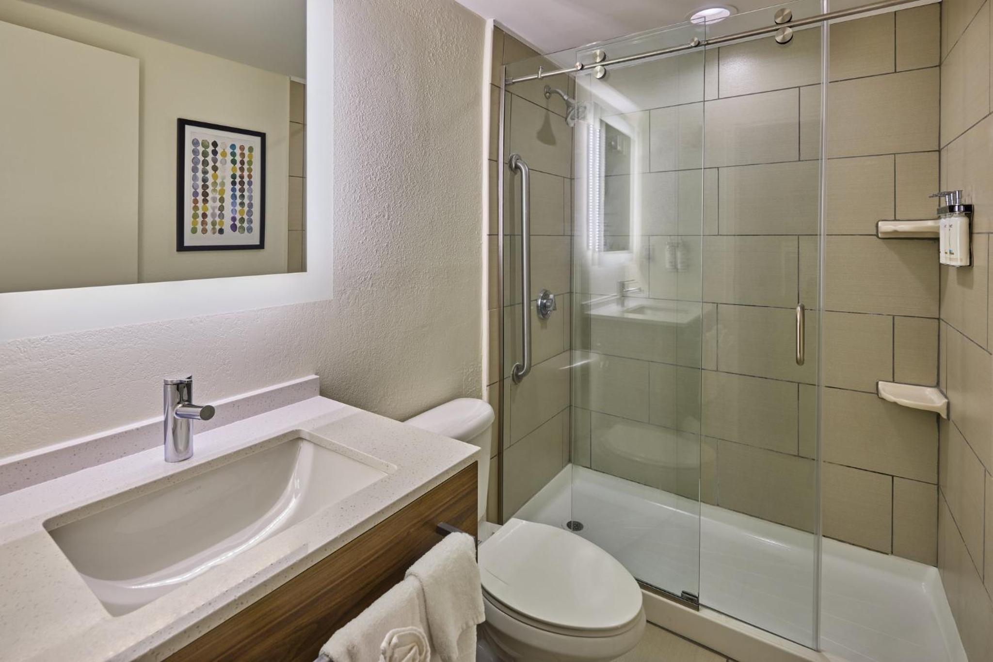 Standard King Room - Communications Accessible photo 2