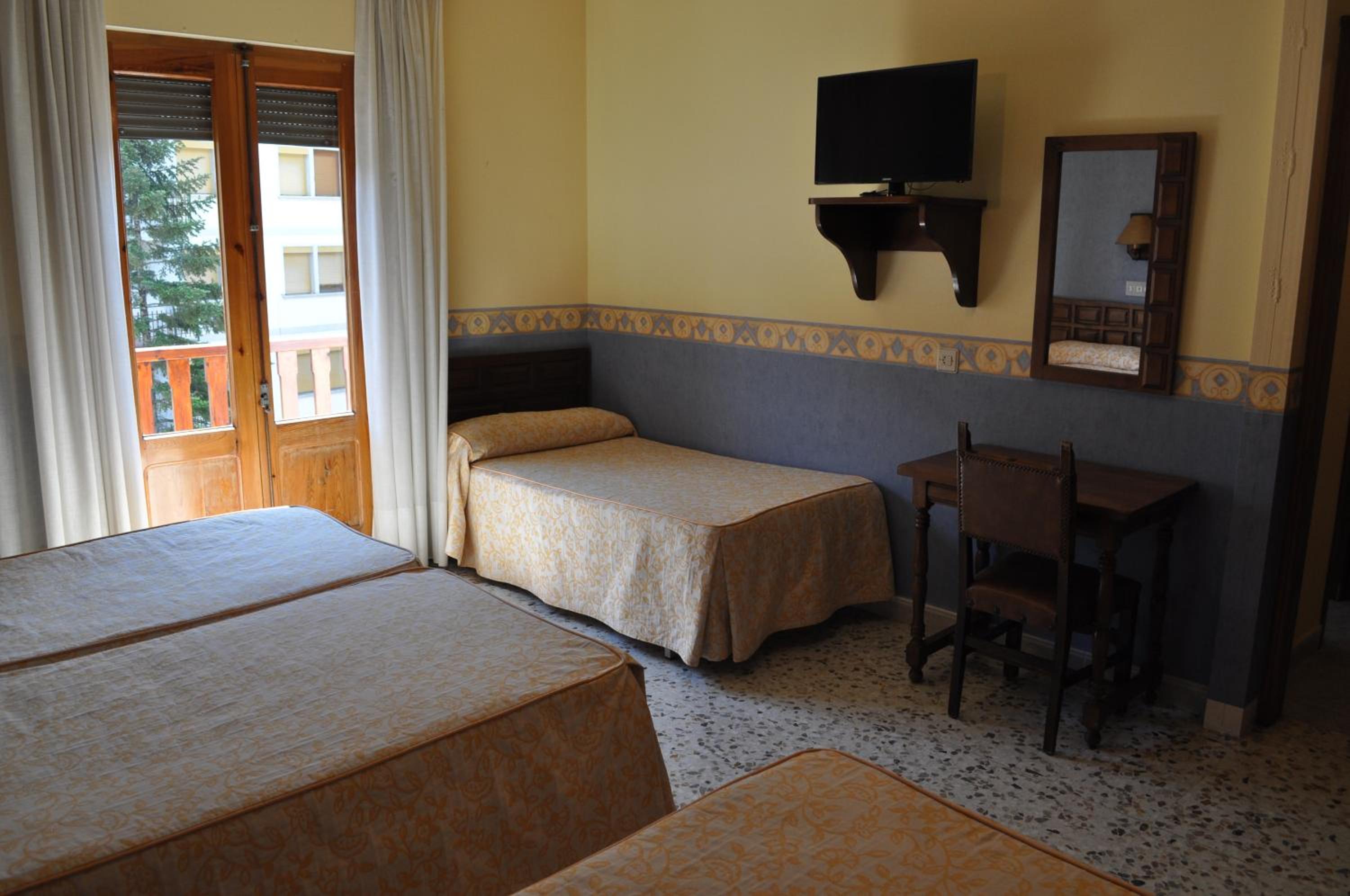 Double Room with 2 Extra Beds photo 3