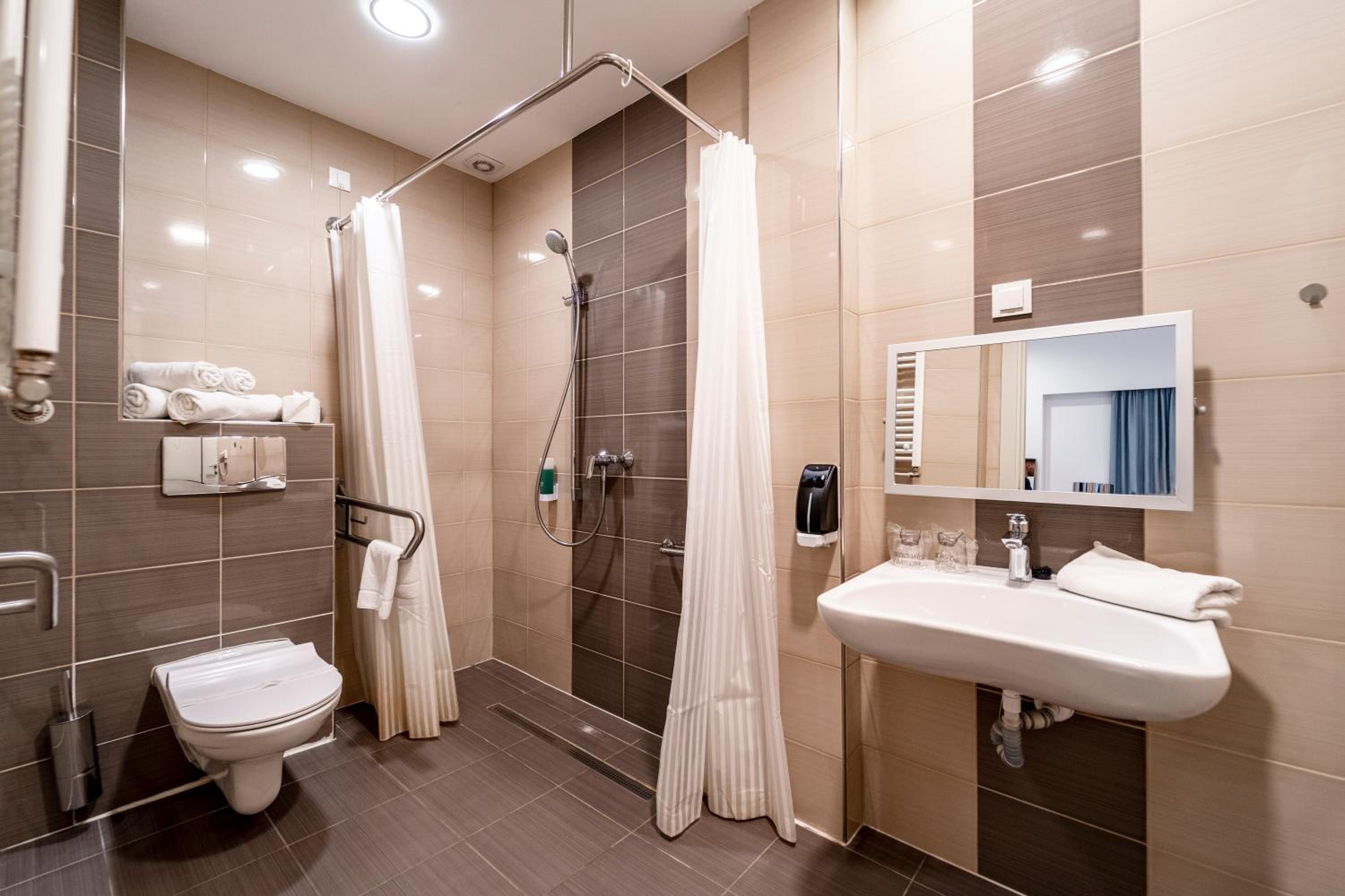 Twin Room - Disability Access photo 3