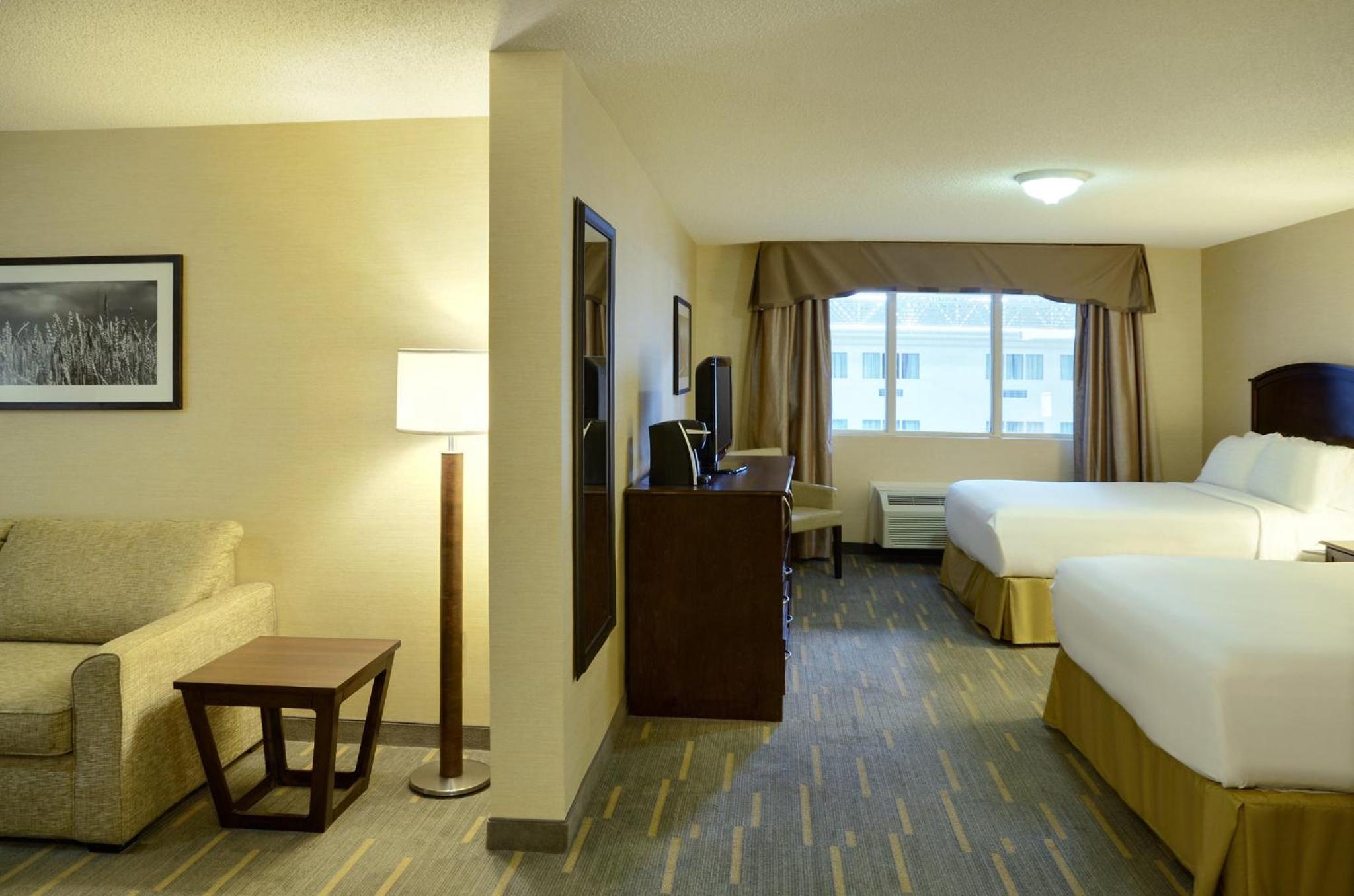 One-Bedroom Queen Suite with Two Queen Beds and Sofa Bed - Photo 12