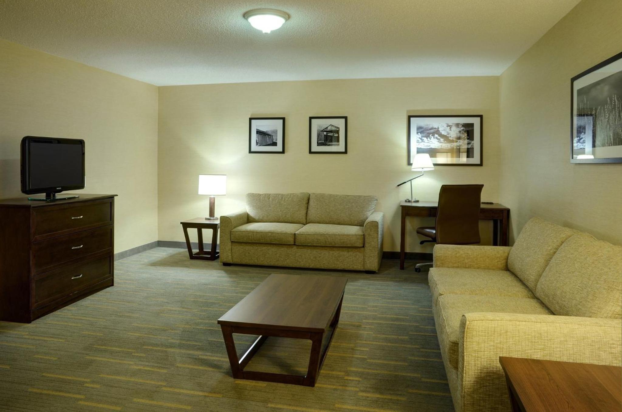 One-Bedroom Queen Suite with Two Queen Beds and Balcony - Photo 3