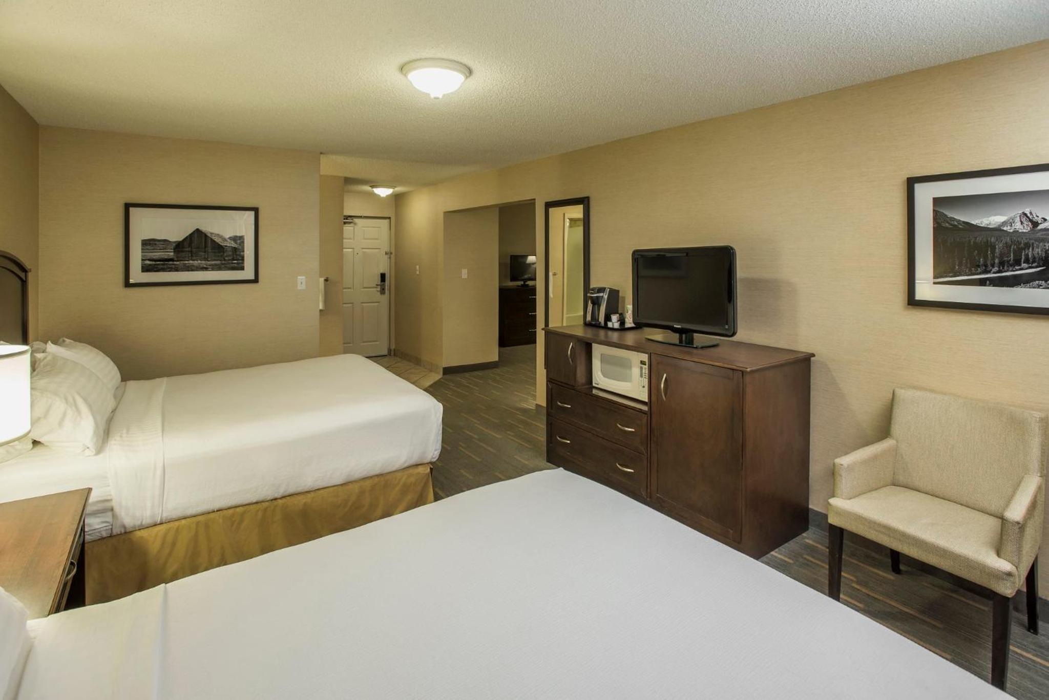 One-Bedroom Suite with Two Queen Beds - Pool View - Photo 10