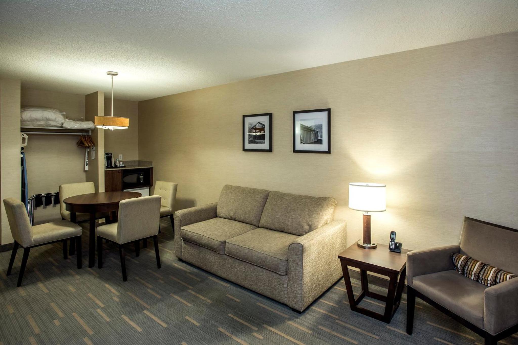 One-Bedroom Queen Suite with Two Queen Beds and Sofa Bed - Photo 10