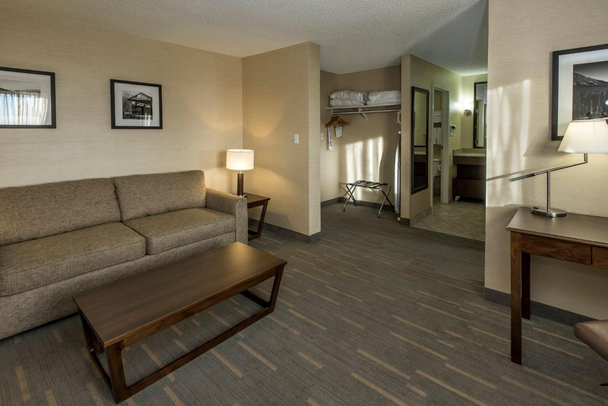 One-Bedroom Queen Suite with Two Queen Beds and Balcony - Photo 7