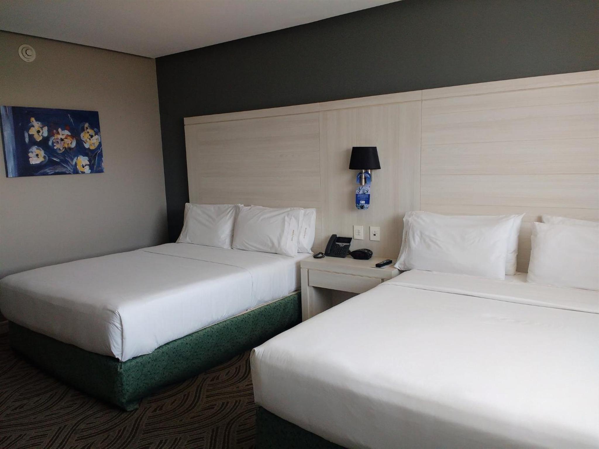 Standard Room with Two Queen Beds photo 3