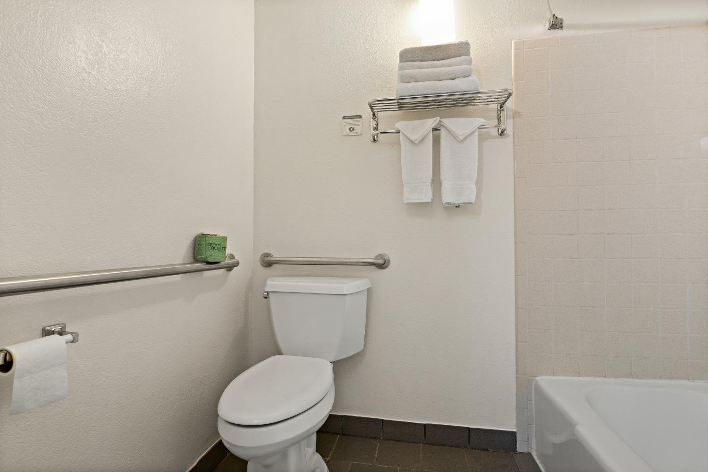 Accessible Queen Room with 2 Queen Beds/Tub - Non Smoking - Photo 2