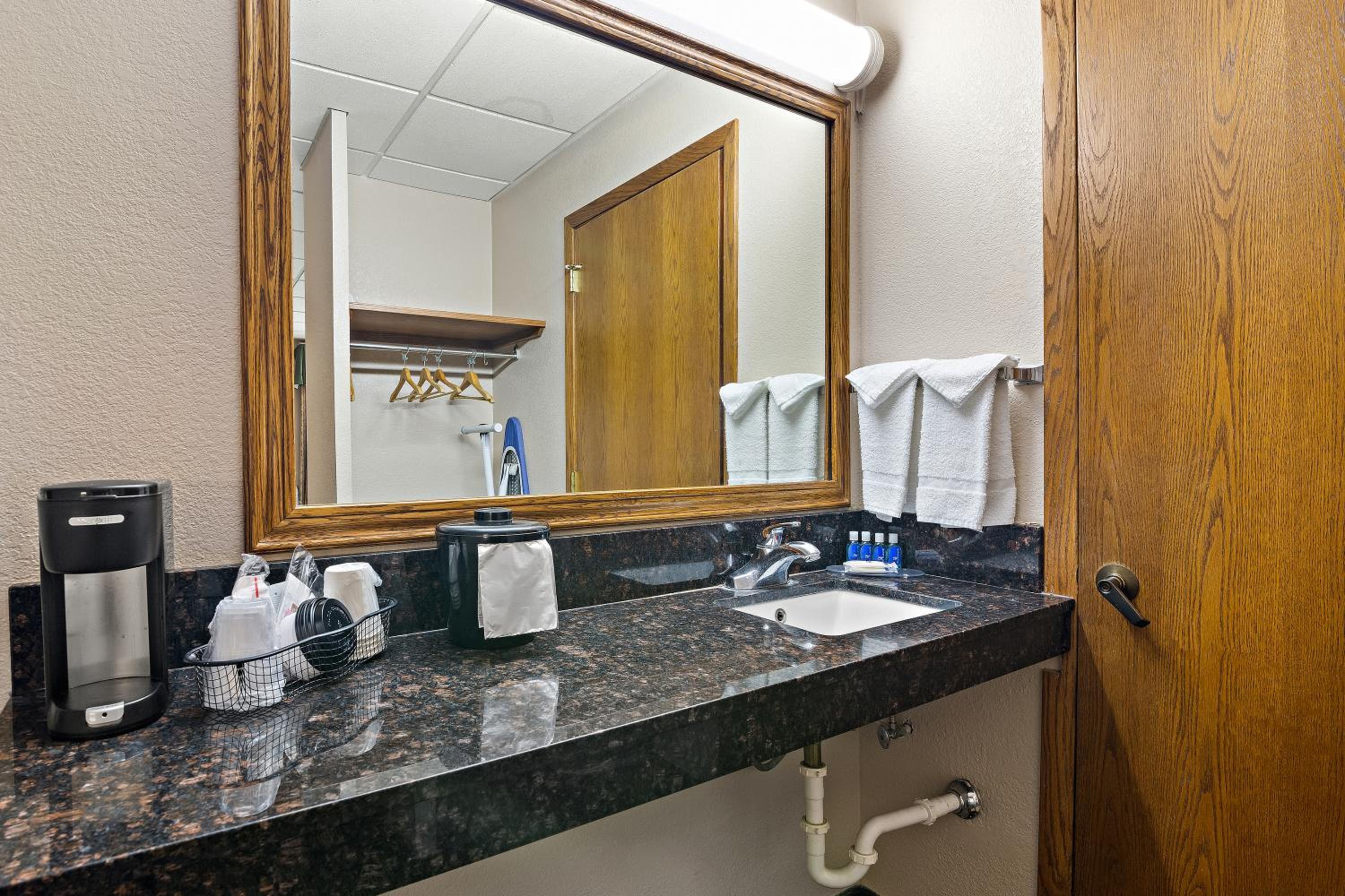 Accessible Queen Room with 2 Queen Beds/Tub - Non Smoking - Photo 5