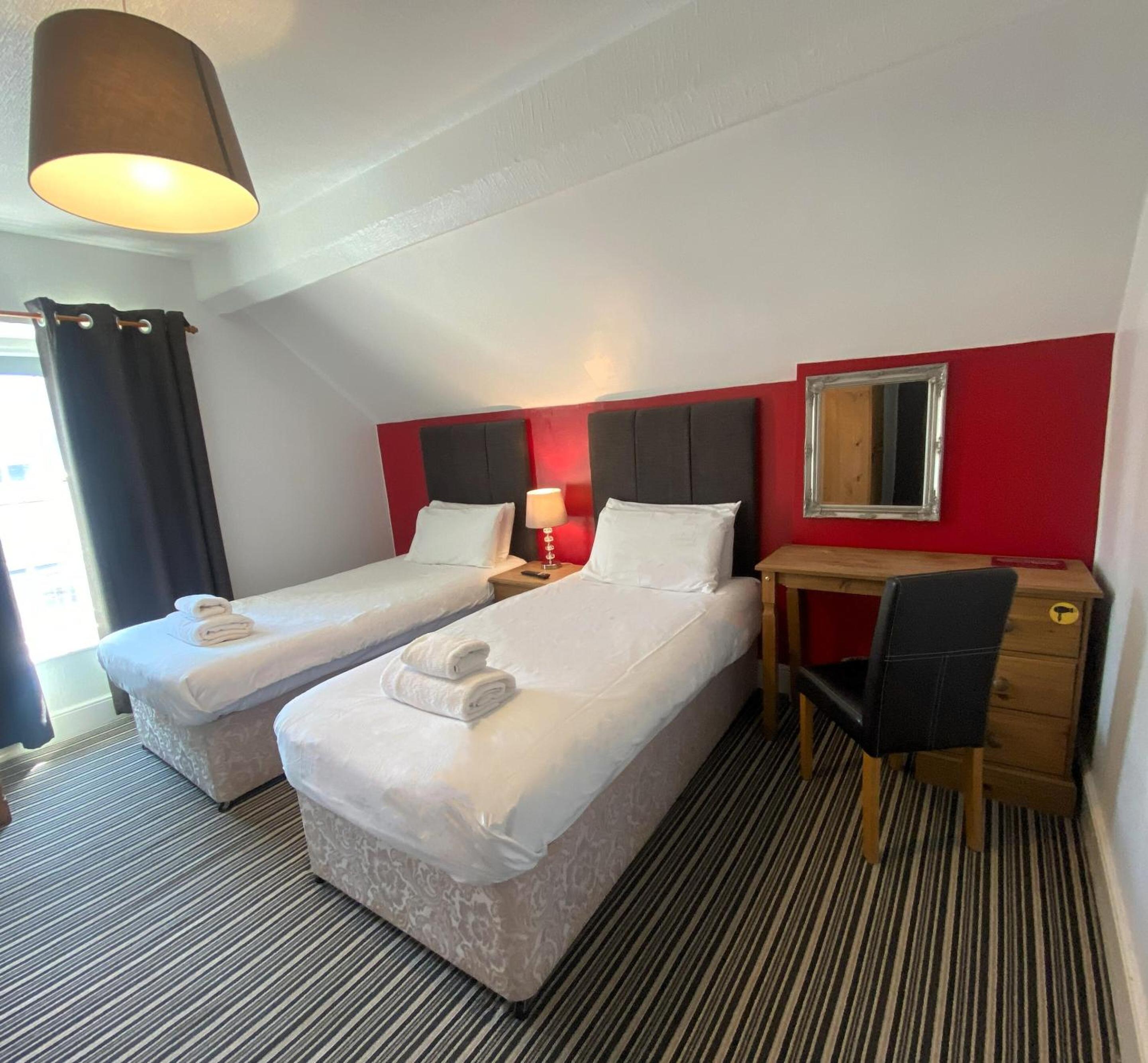 Twin Room with Private Bathroom photo 2