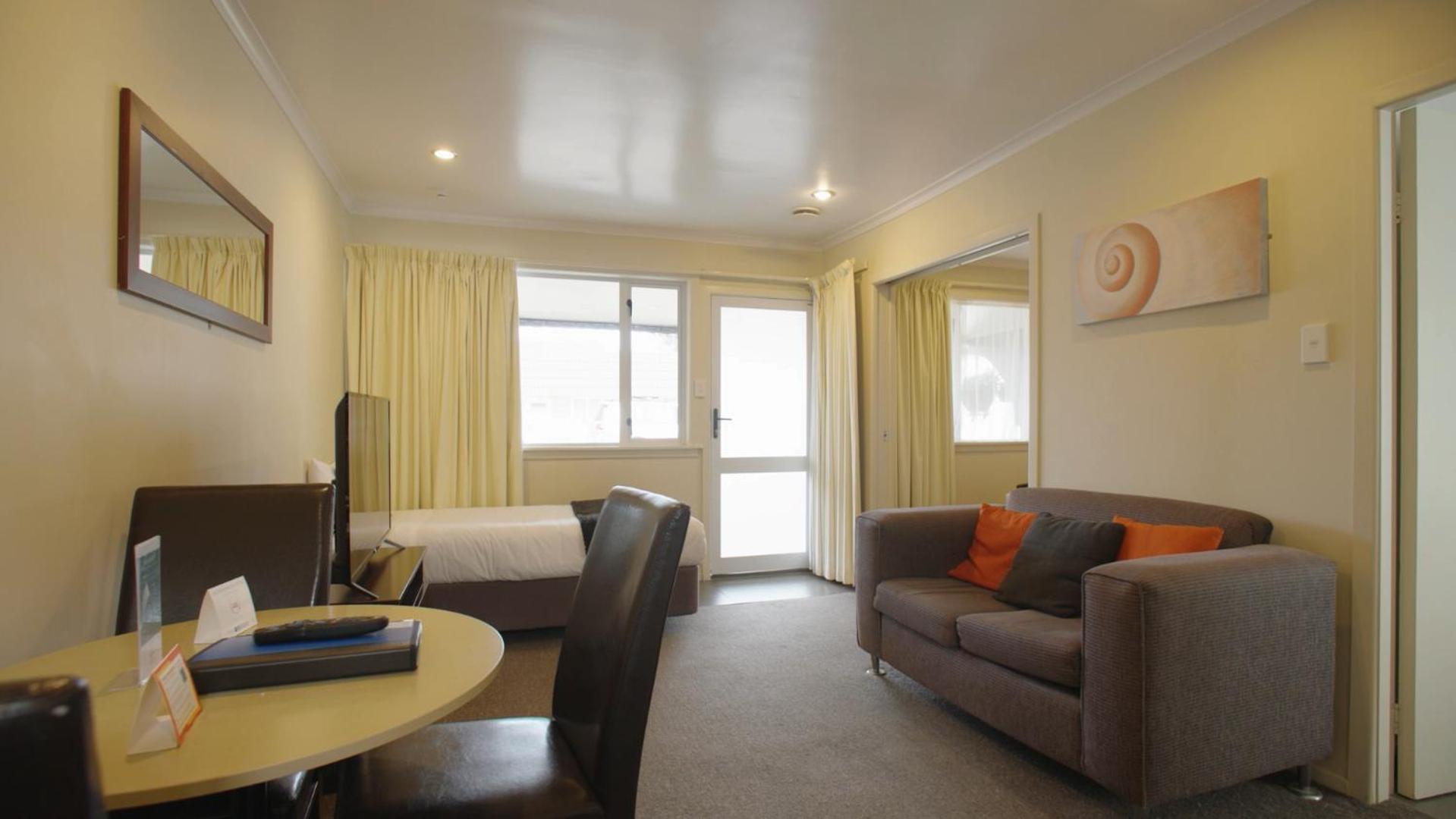 One Bedroom with Whirlpool - Photo 4