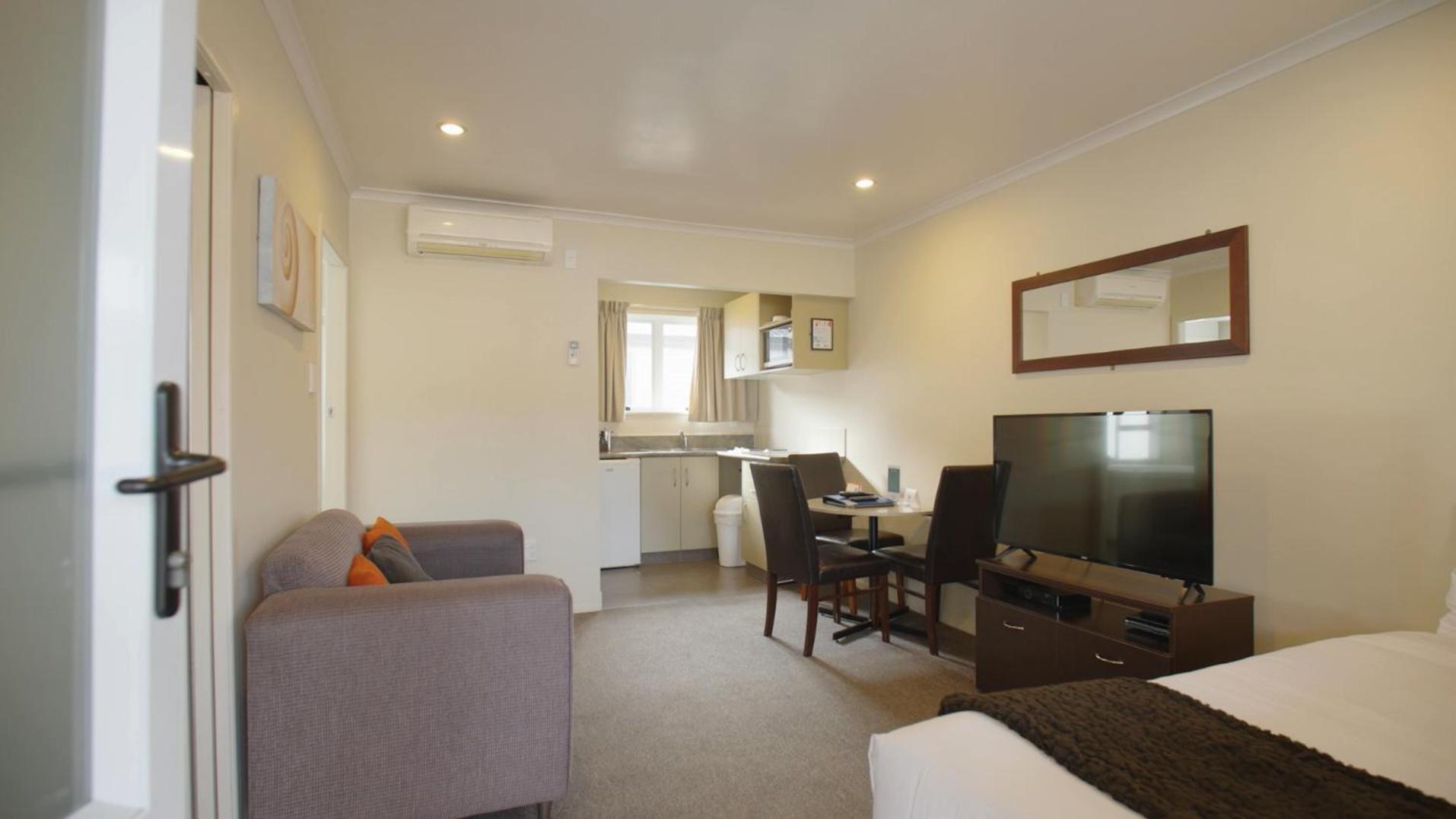 One Bedroom with Whirlpool - Photo 3