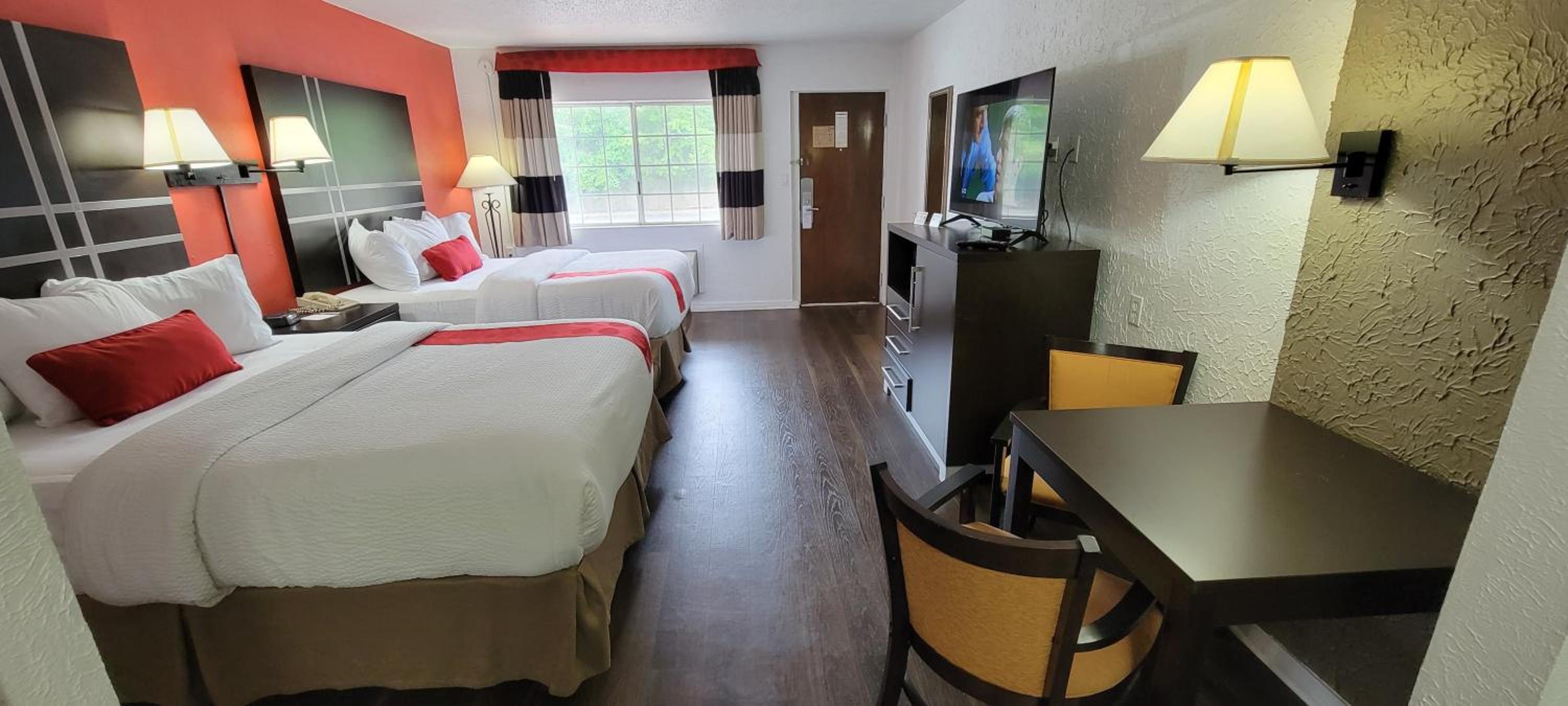 Queen Room with Two Queen Beds - Non-Smoking - Photo 6