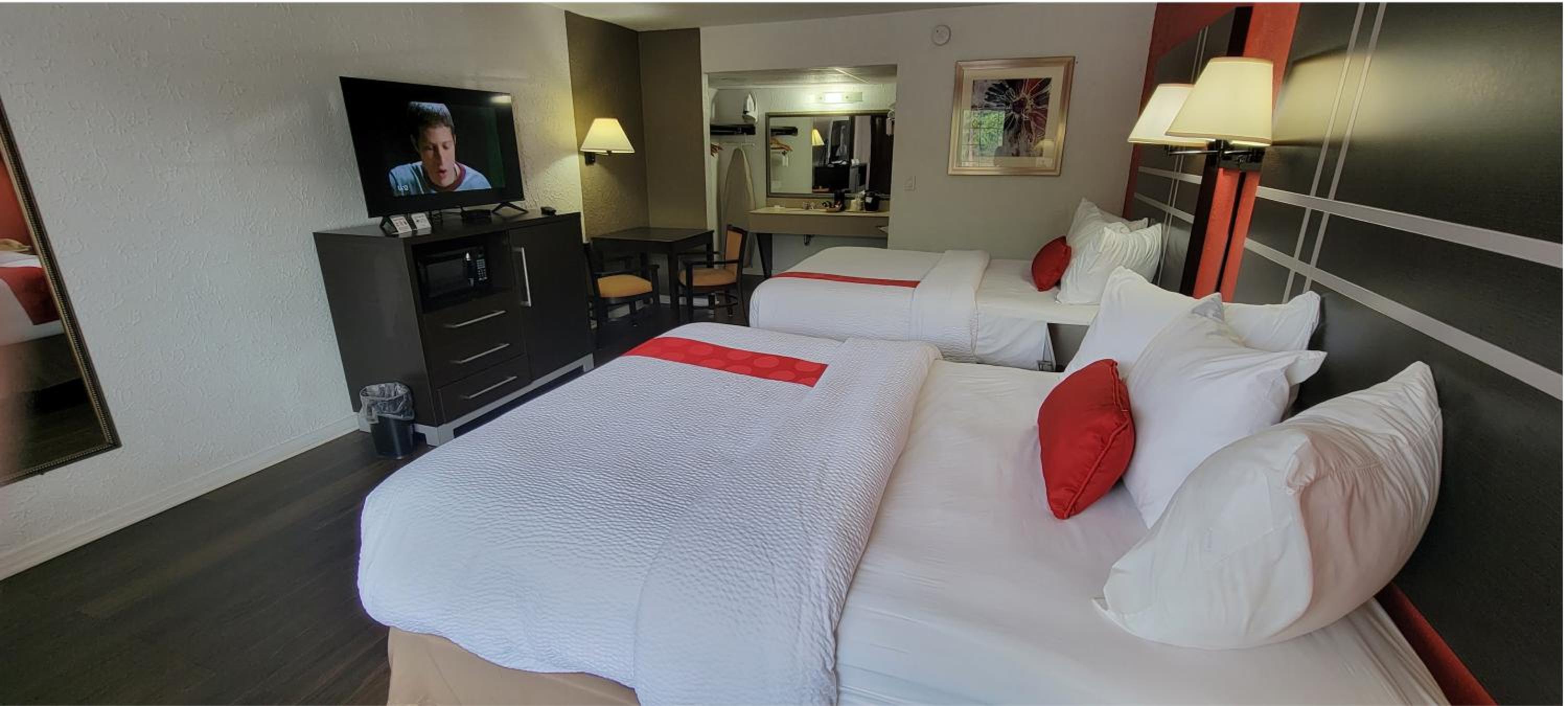 Queen Room with Two Queen Beds - Non-Smoking - Photo 7