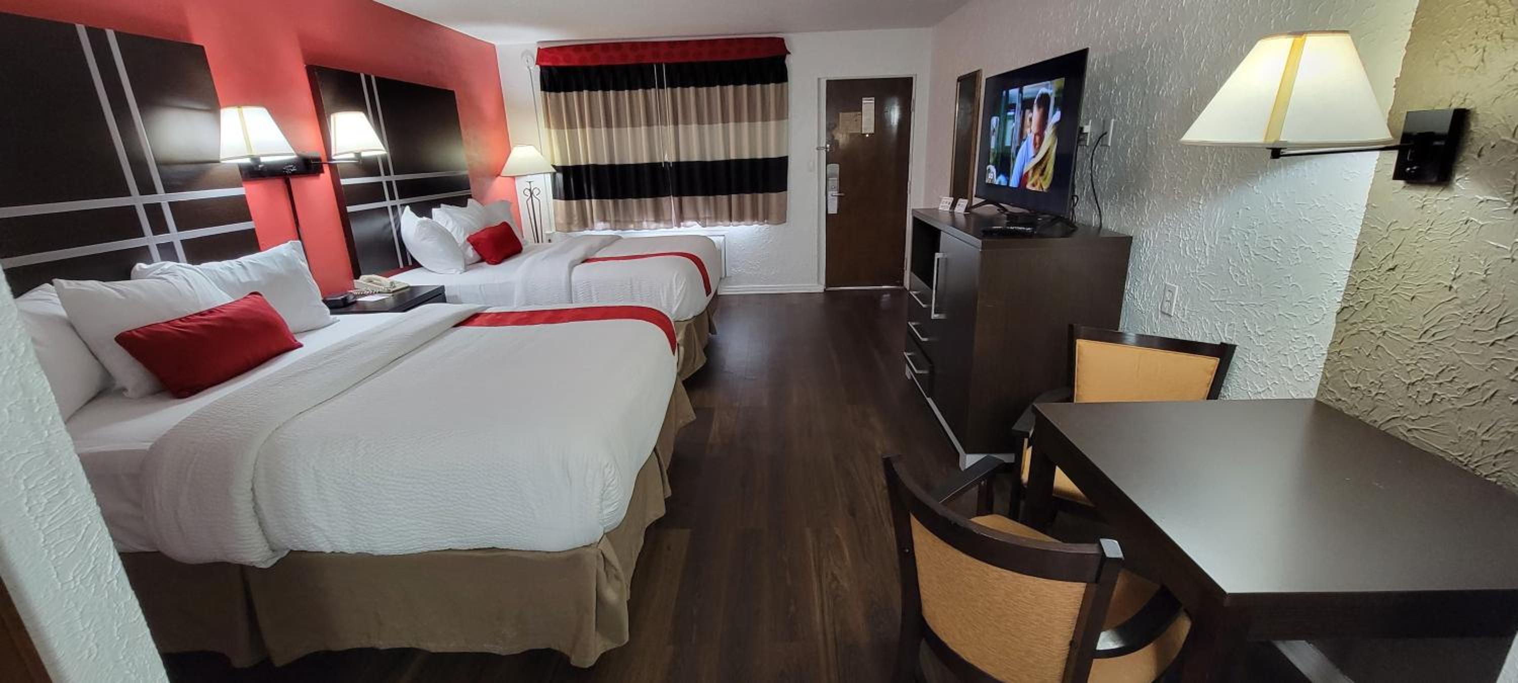 Queen Room with Two Queen Beds - Non-Smoking - Photo 2