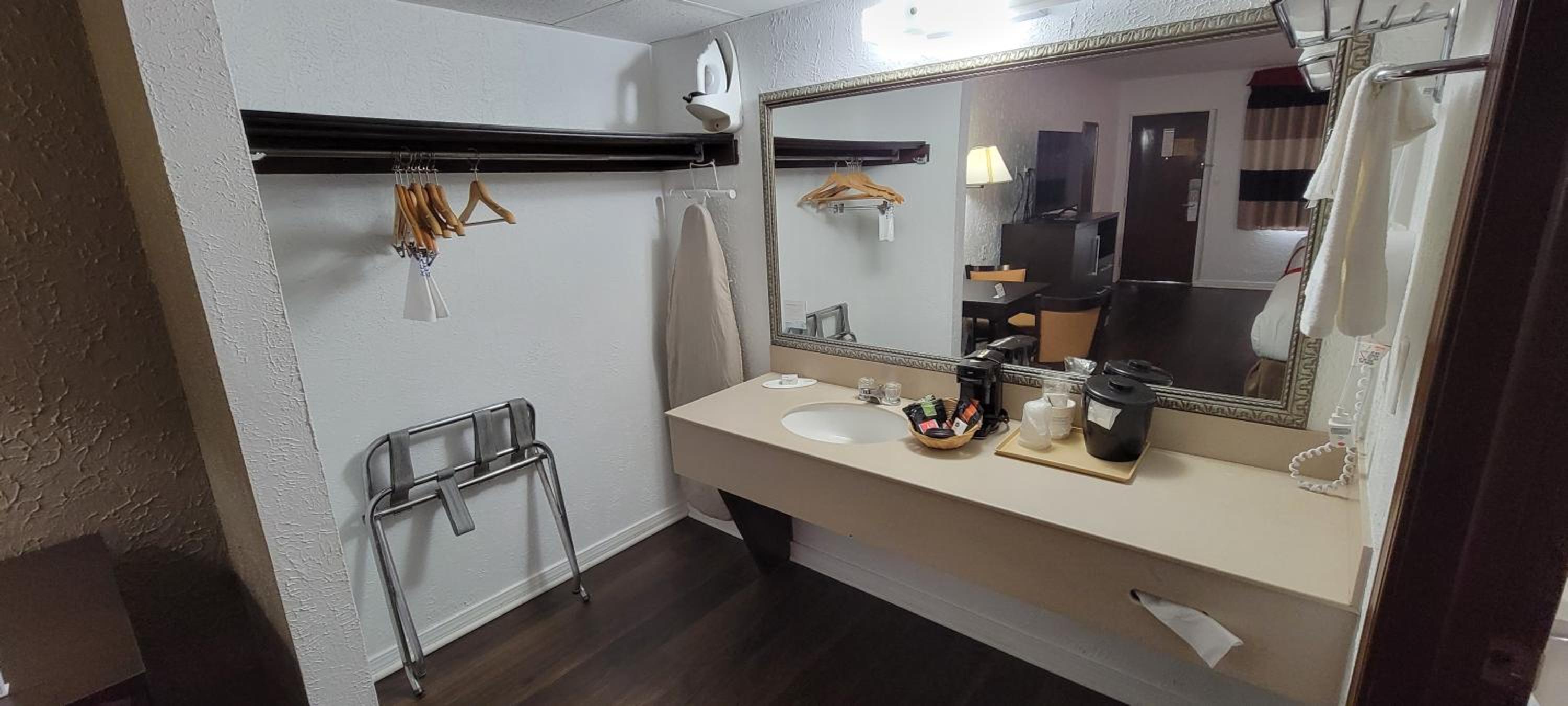 Queen Room with Two Queen Beds - Non-Smoking - Photo 3