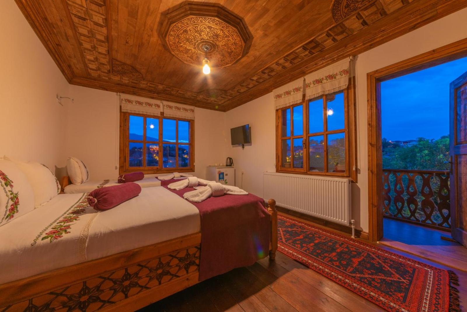 Quadruple Room with Balcony - Photo 1