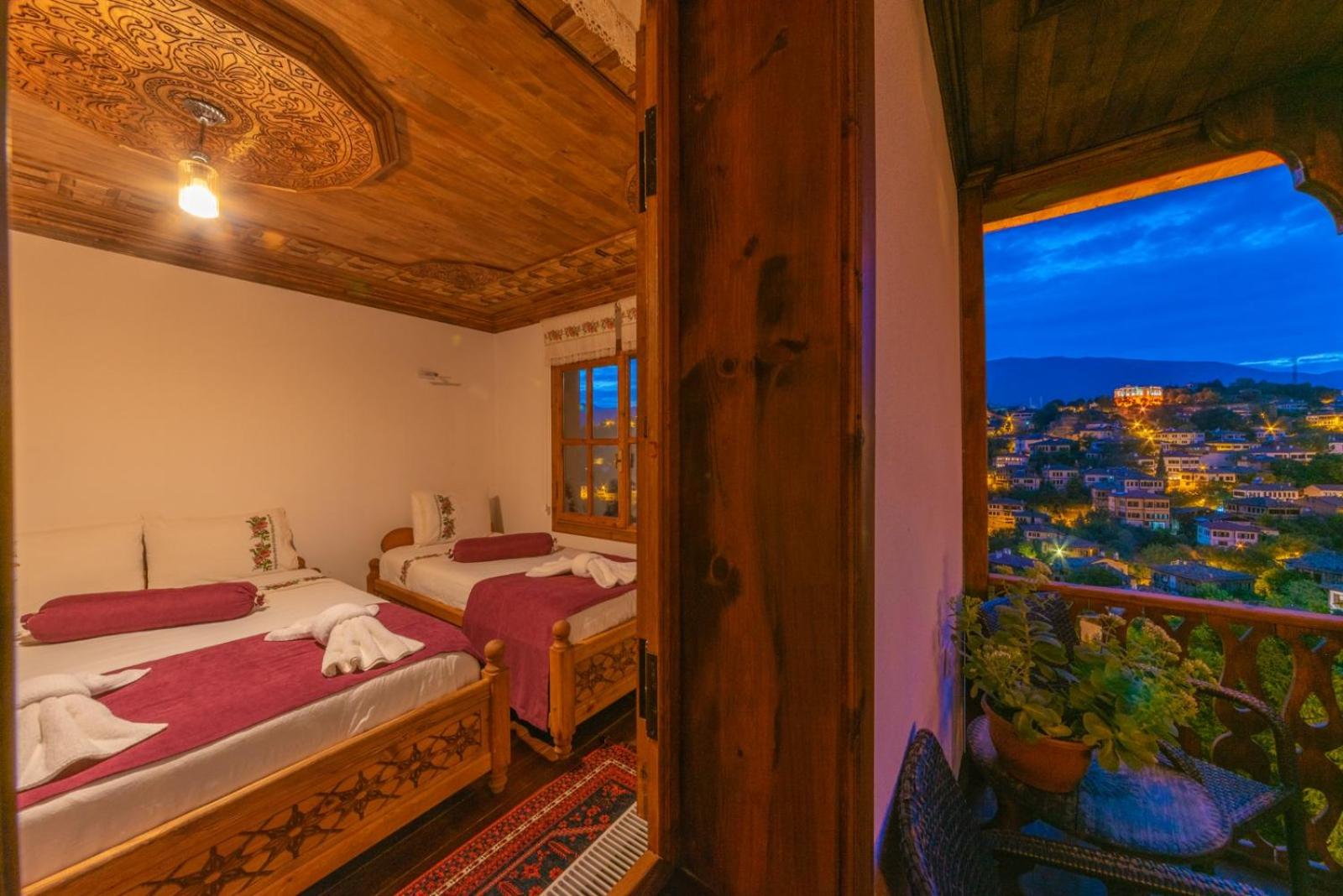 Quadruple Room with Balcony - Photo 12