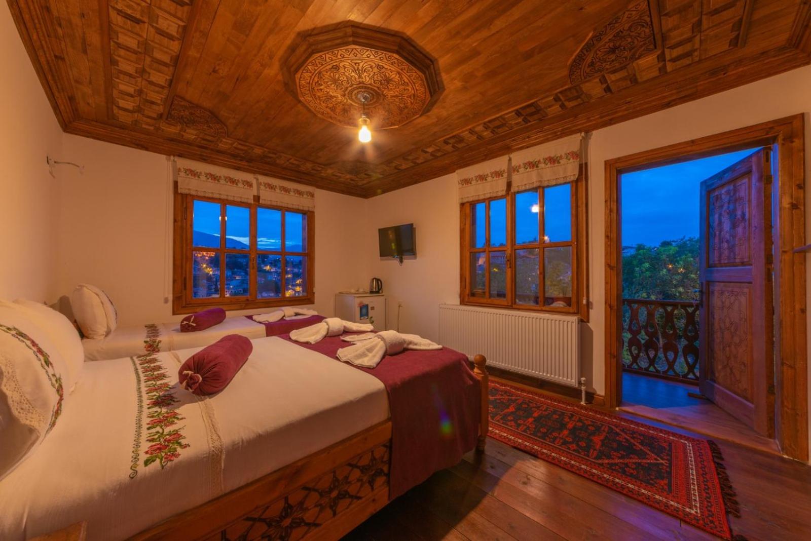 Quadruple Room with Balcony - Photo 11