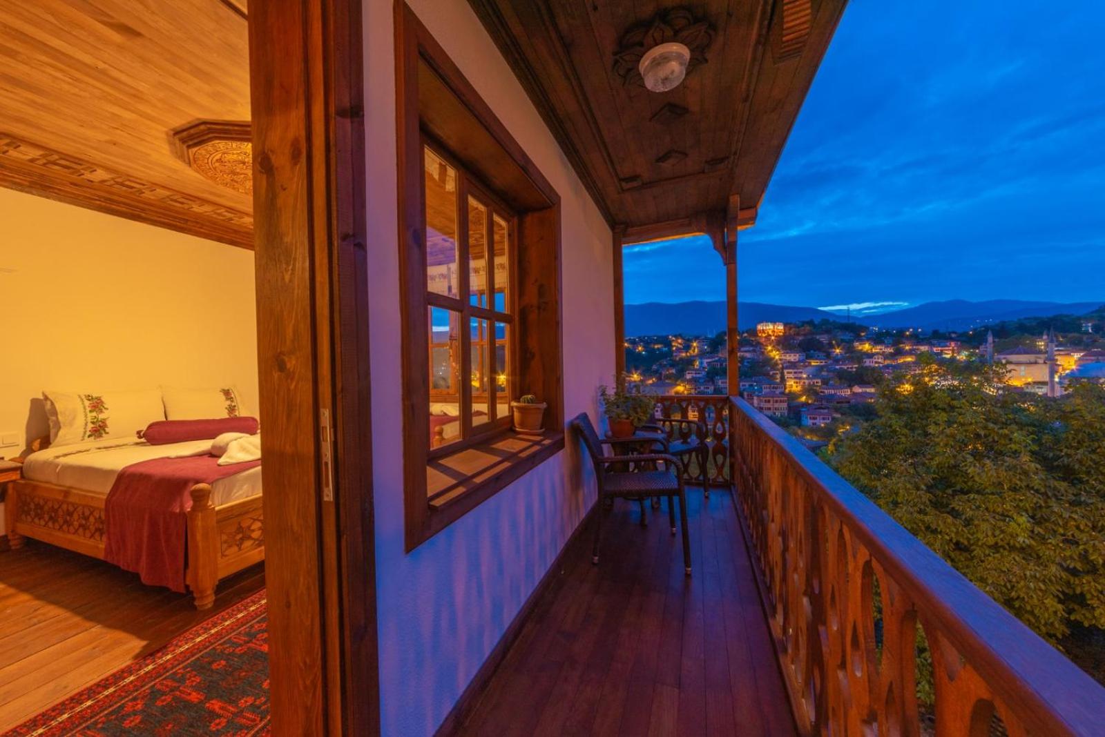 Quadruple Room with Balcony - Photo 18