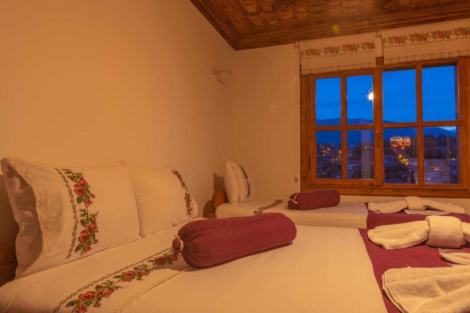 Quadruple Room with Balcony - Photo 19