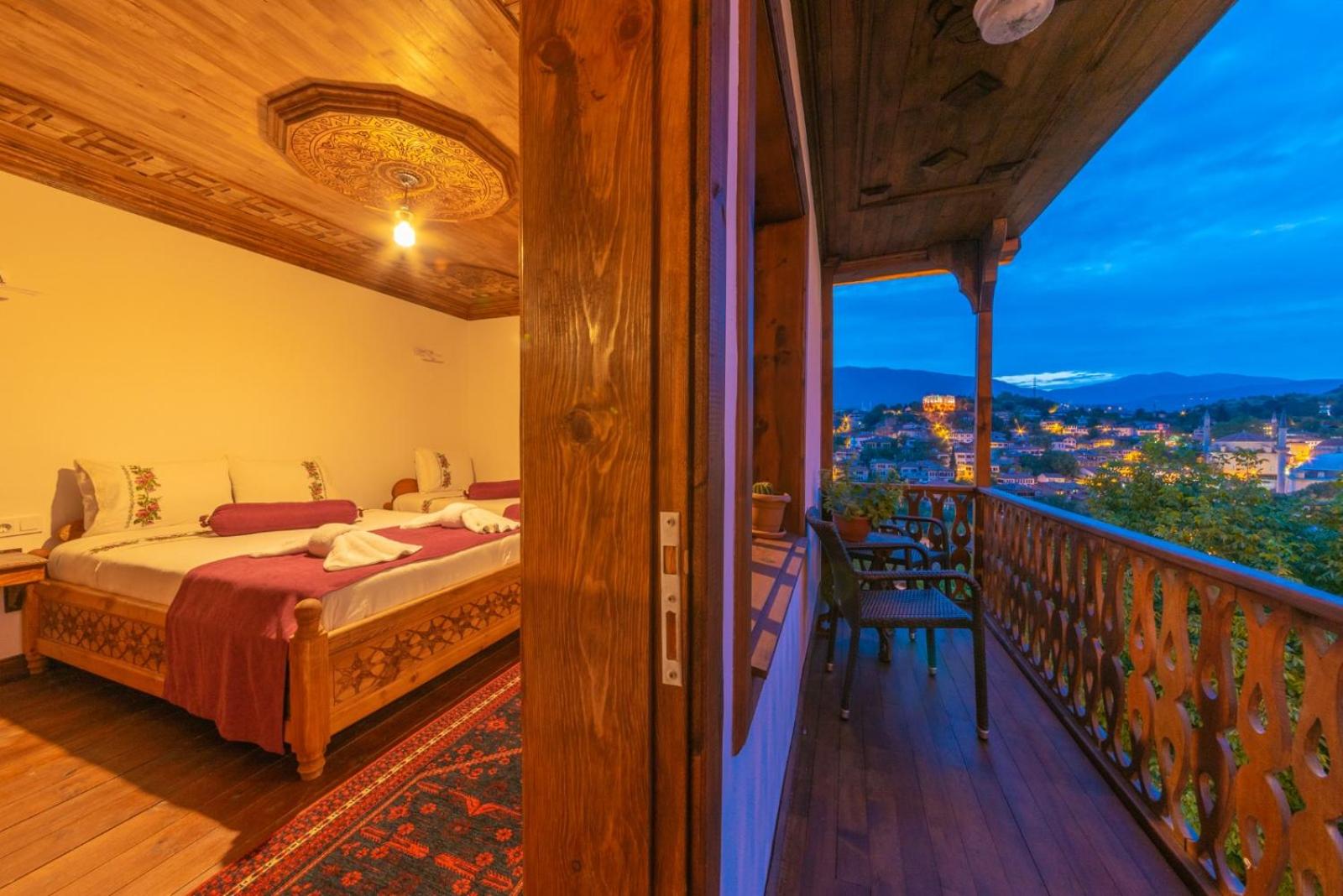 Quadruple Room with Balcony - Photo 20