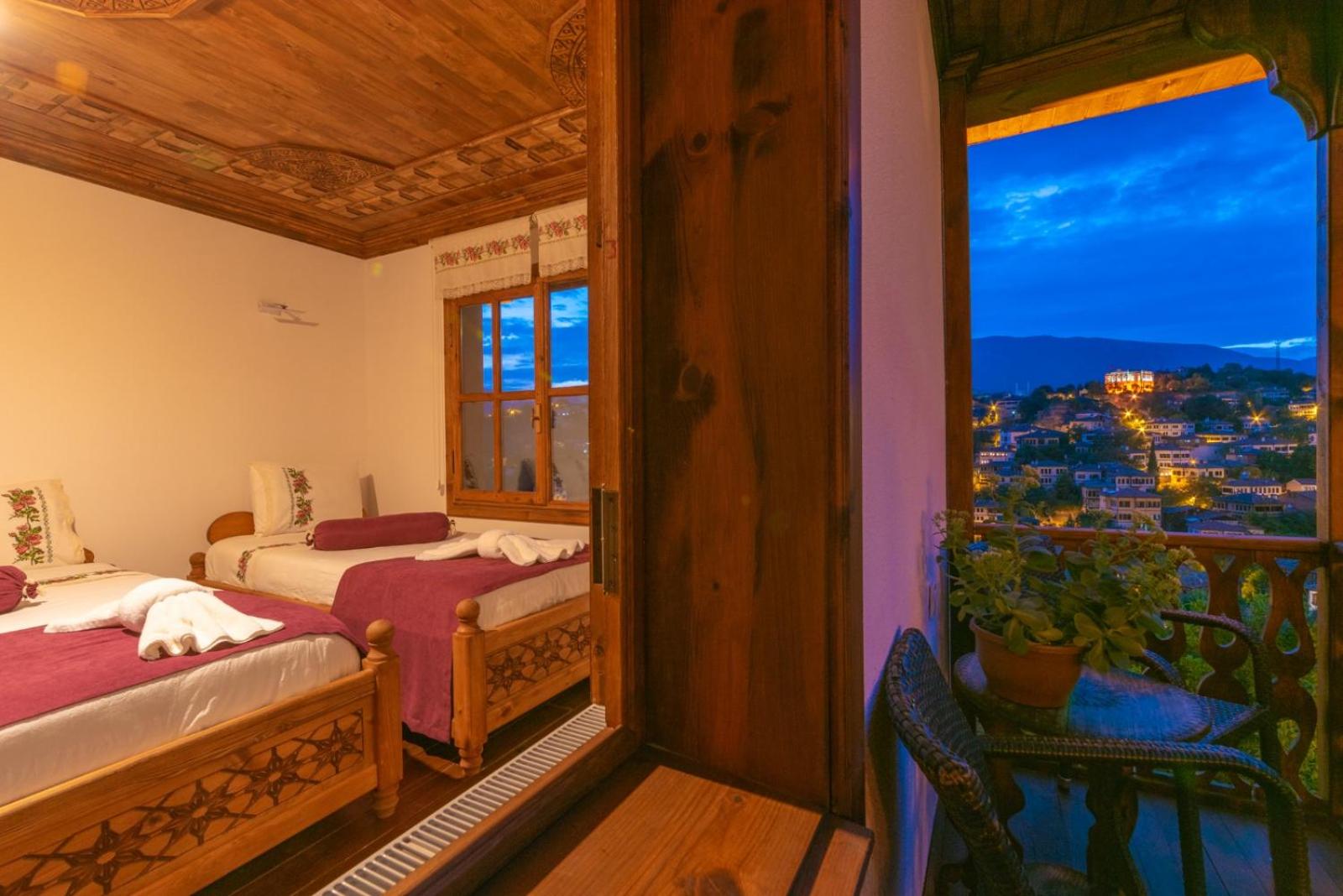 Quadruple Room with Balcony - Photo 21