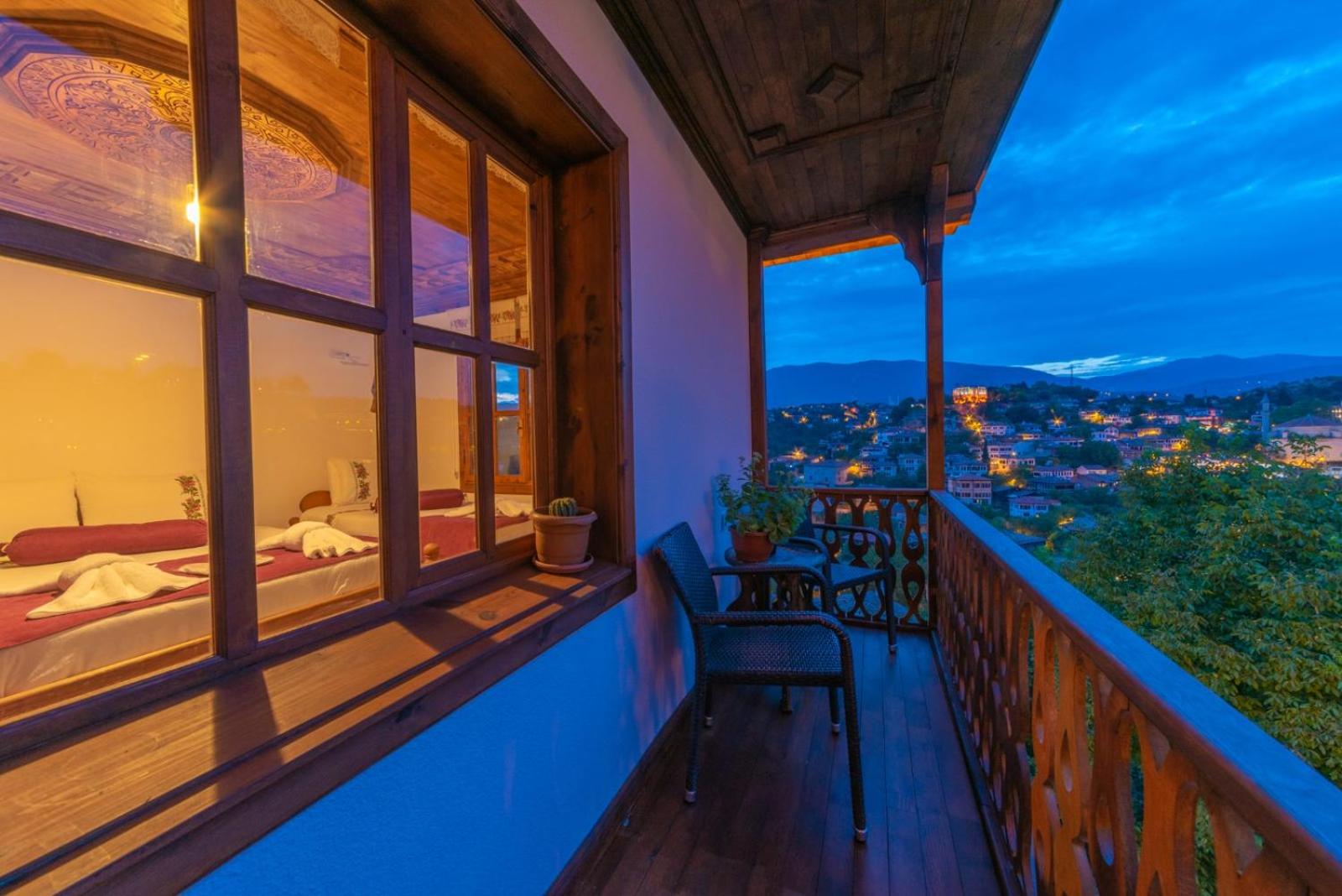 Quadruple Room with Balcony - Photo 22