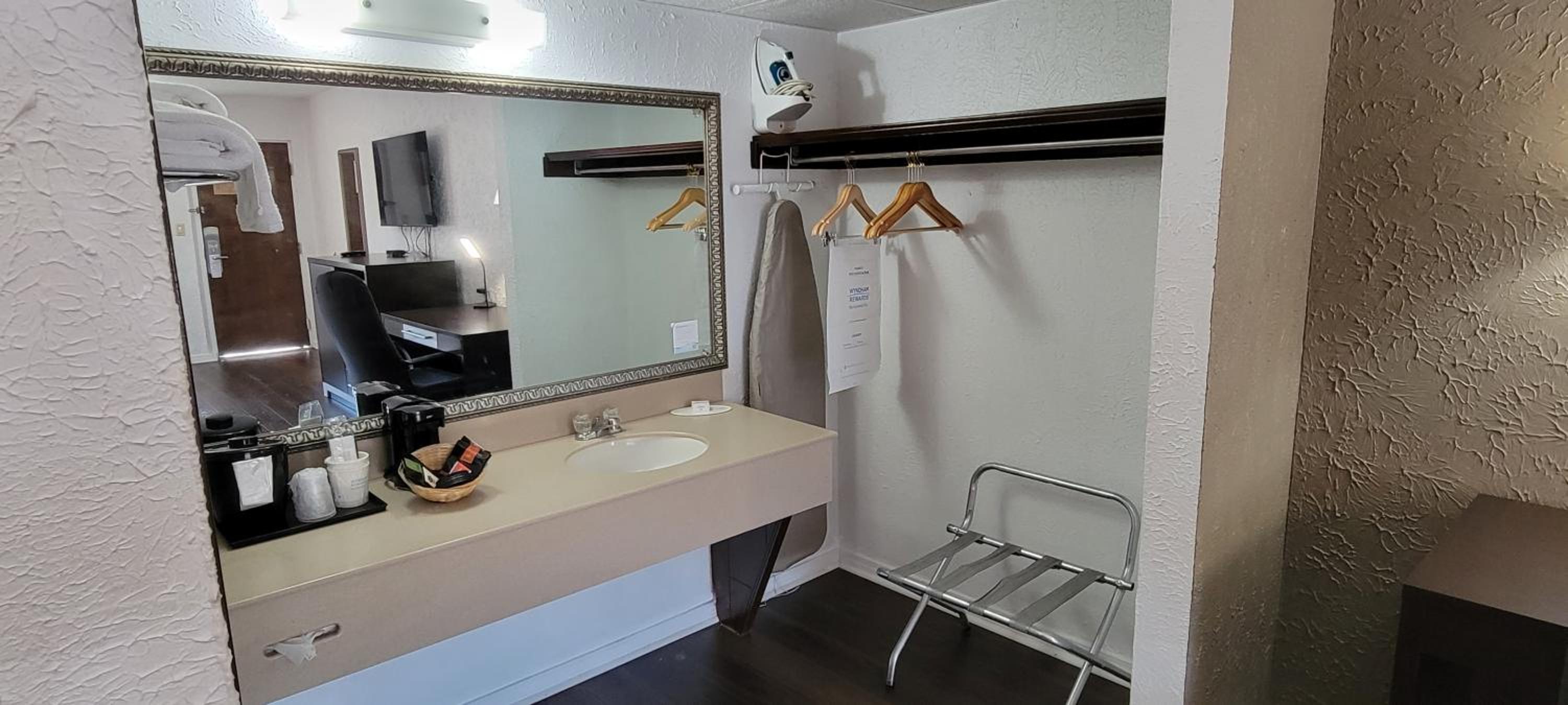 King Room - Non-Smoking - Photo 7