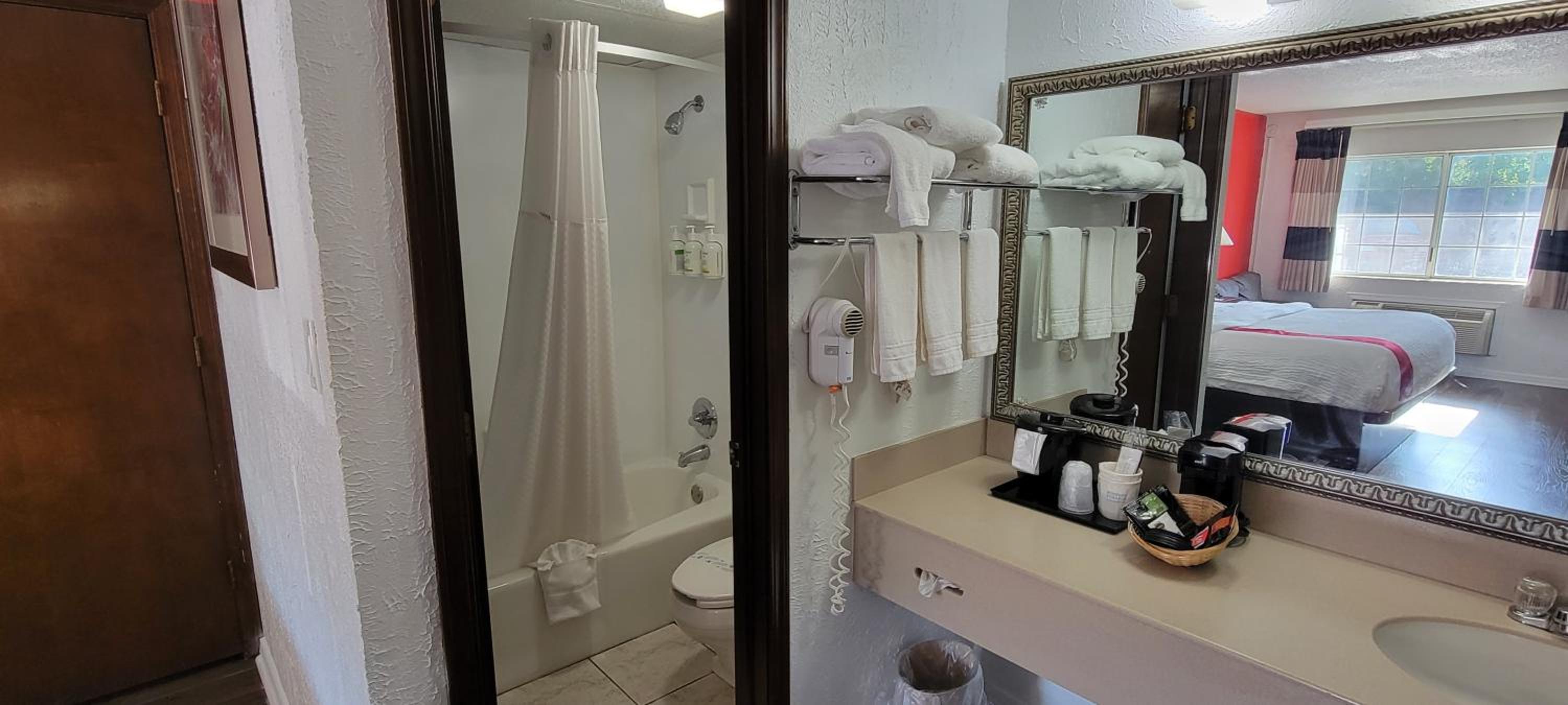 King Room - Non-Smoking - Photo 6