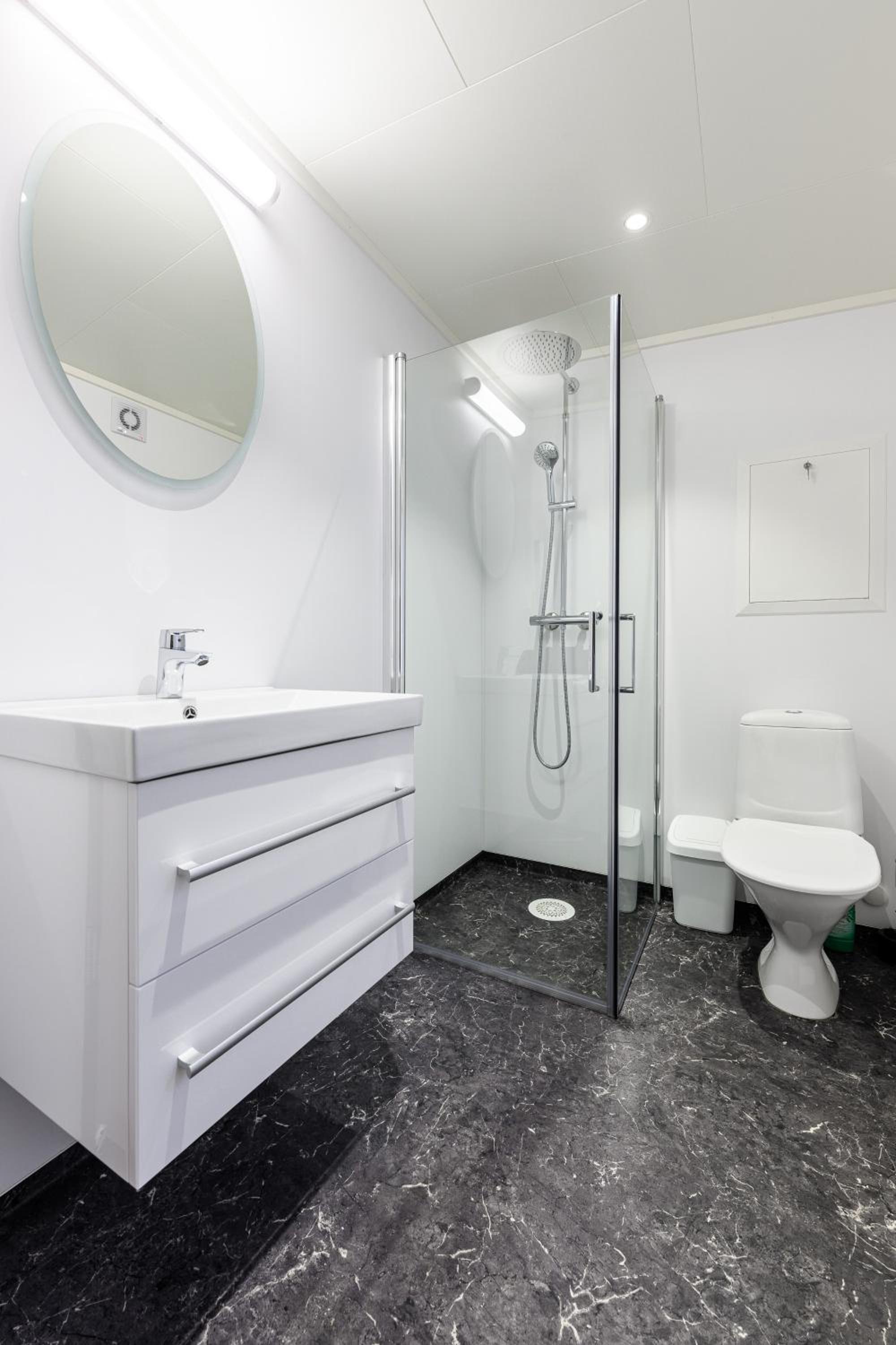 Family Room with Private Bathroom - Photo 5