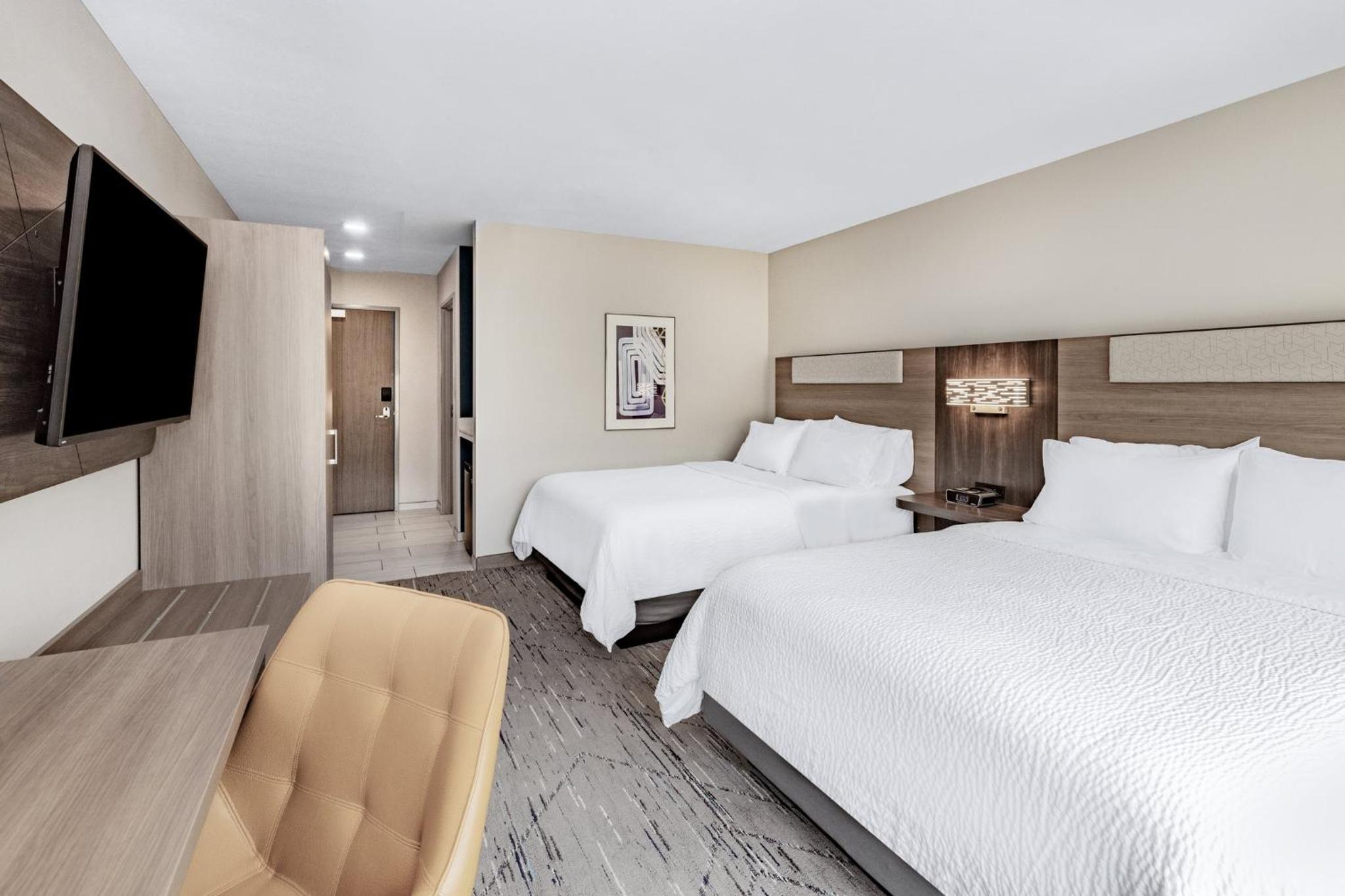 Standard Room with Two Queen Beds - Photo 2