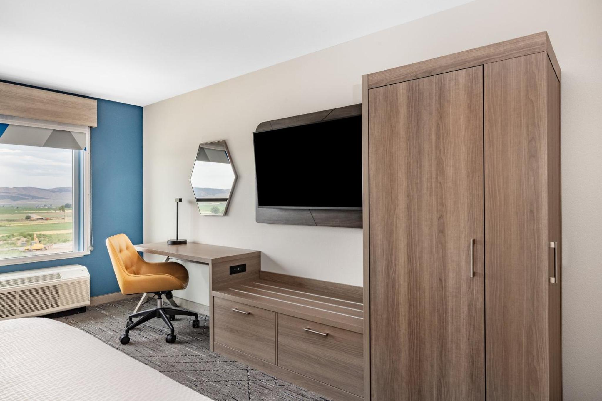 Standard Room with Two Queen Beds - Photo 4