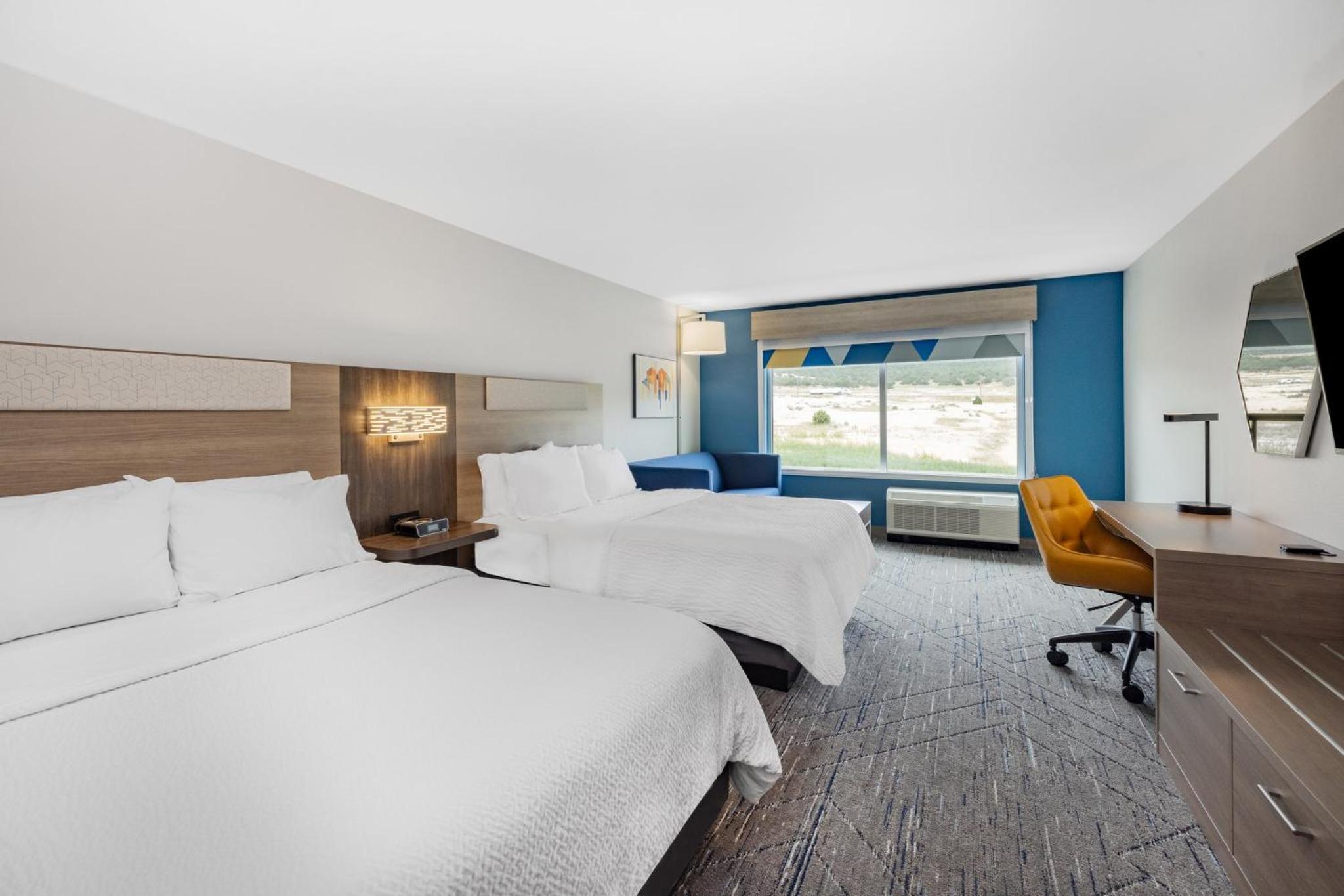 Queen Suite with Two Queen Beds - Photo 5