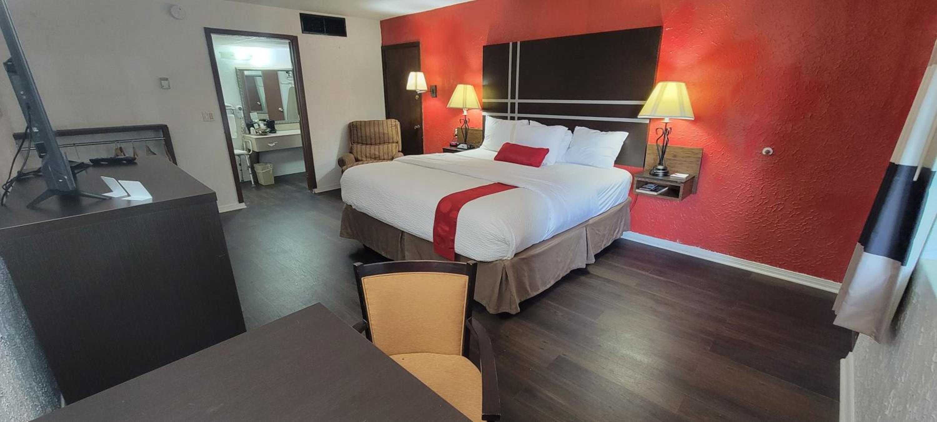 King Room with Walk-In Shower and Jetted Tub - Mobility Accessible/Non-Smoking/ Pet Friendly - Photo 4