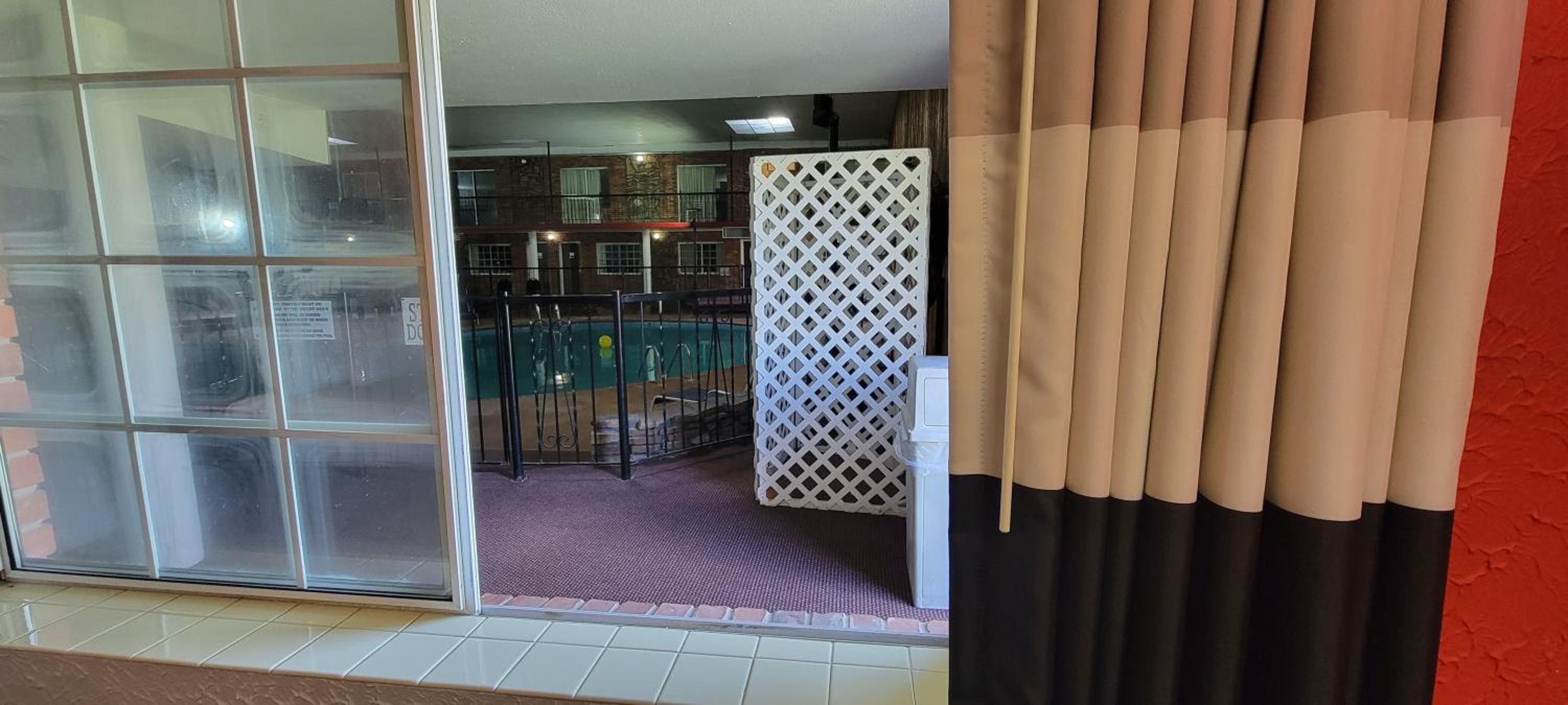 1 Queen Bed, Pool Access, Non-Smoking - Photo 7