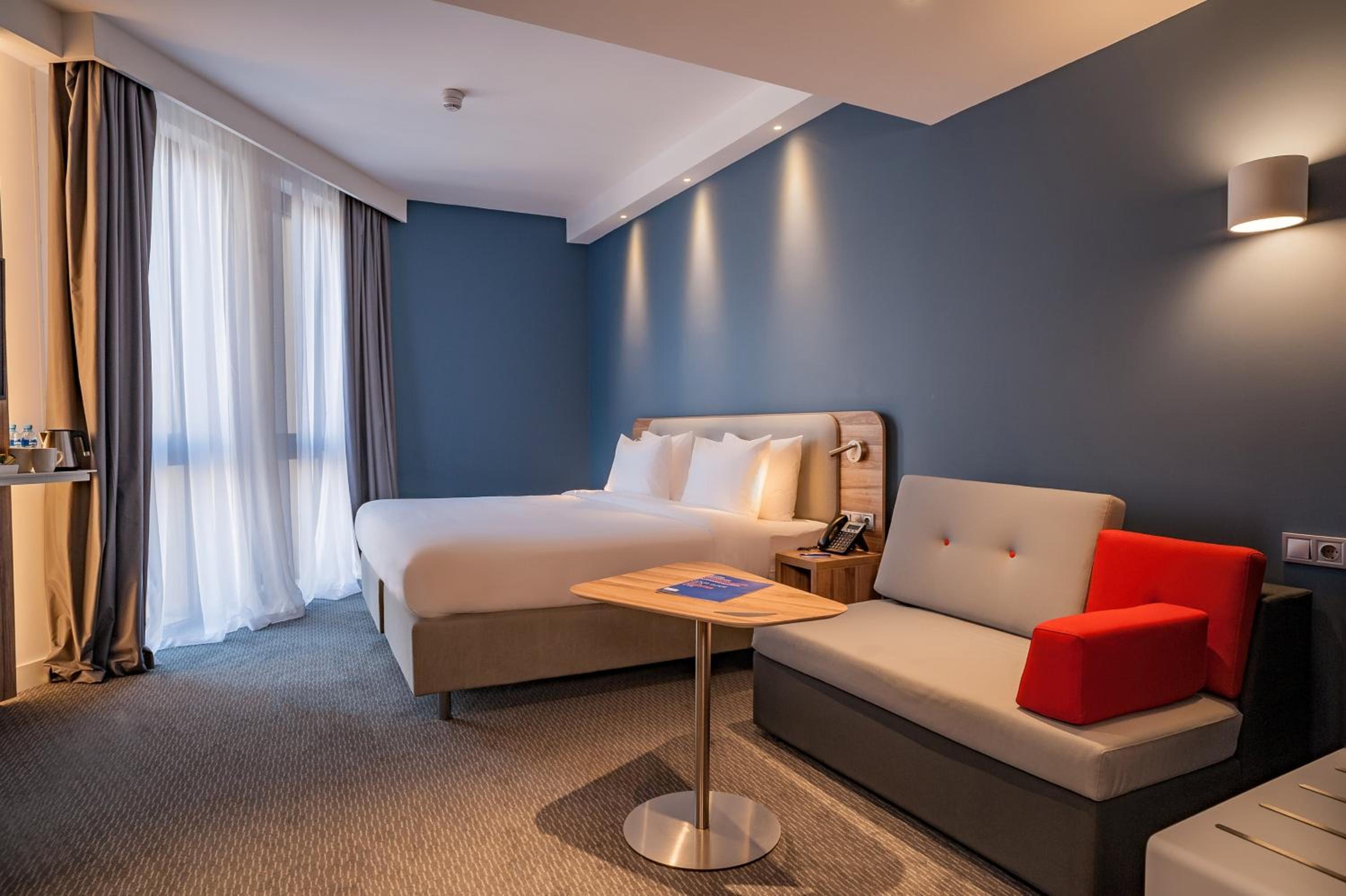 Standard King Room with Sofa Bed - Photo 9