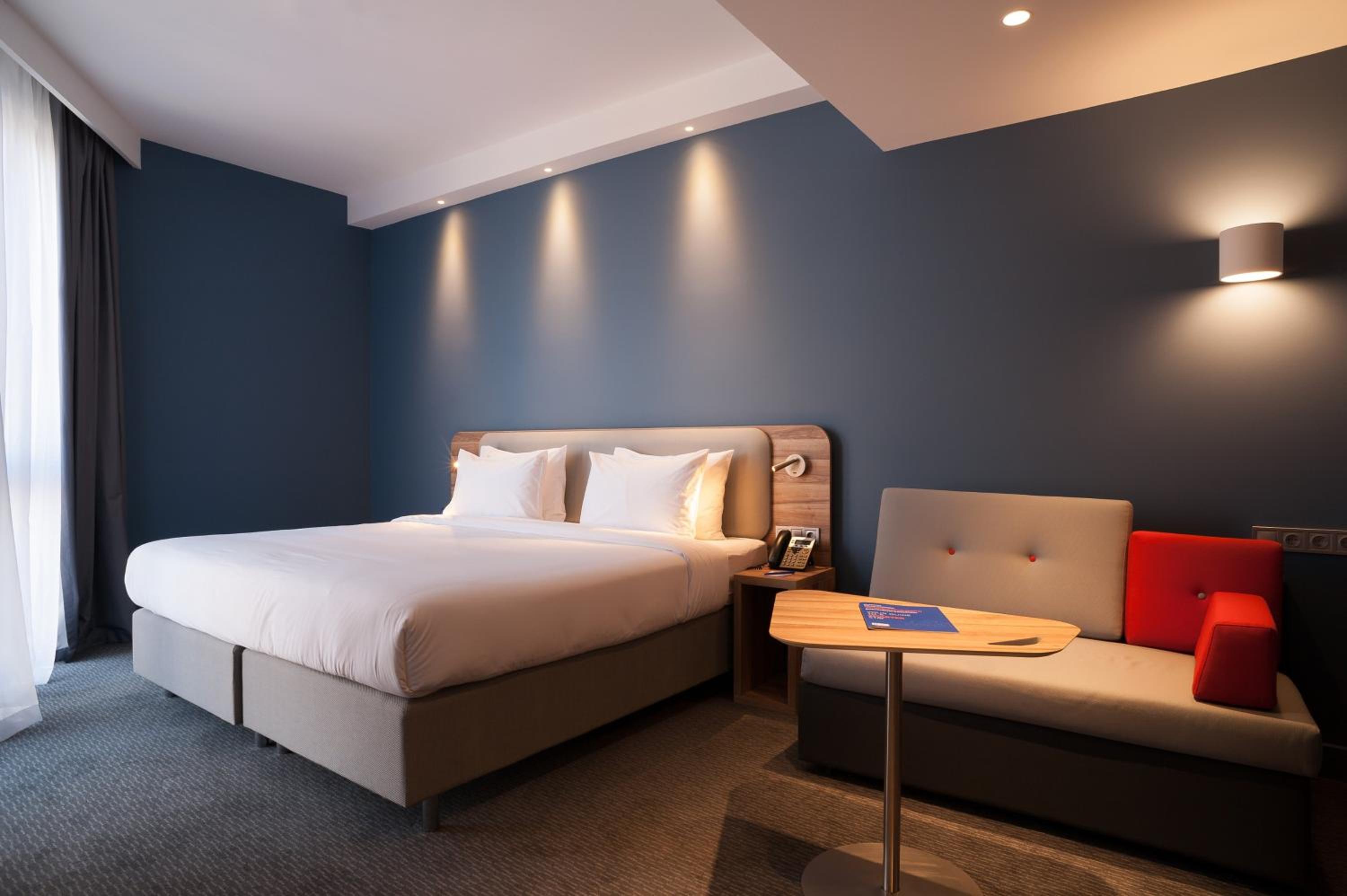 Standard King Room with Sofa Bed - Photo 10