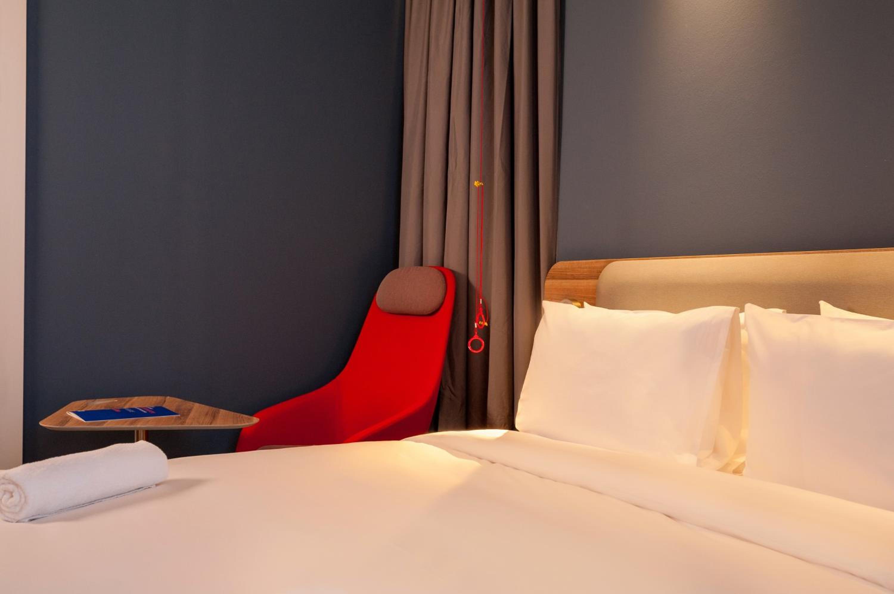 Standard Queen Room - Accessible with Free Breakfast - Photo 4