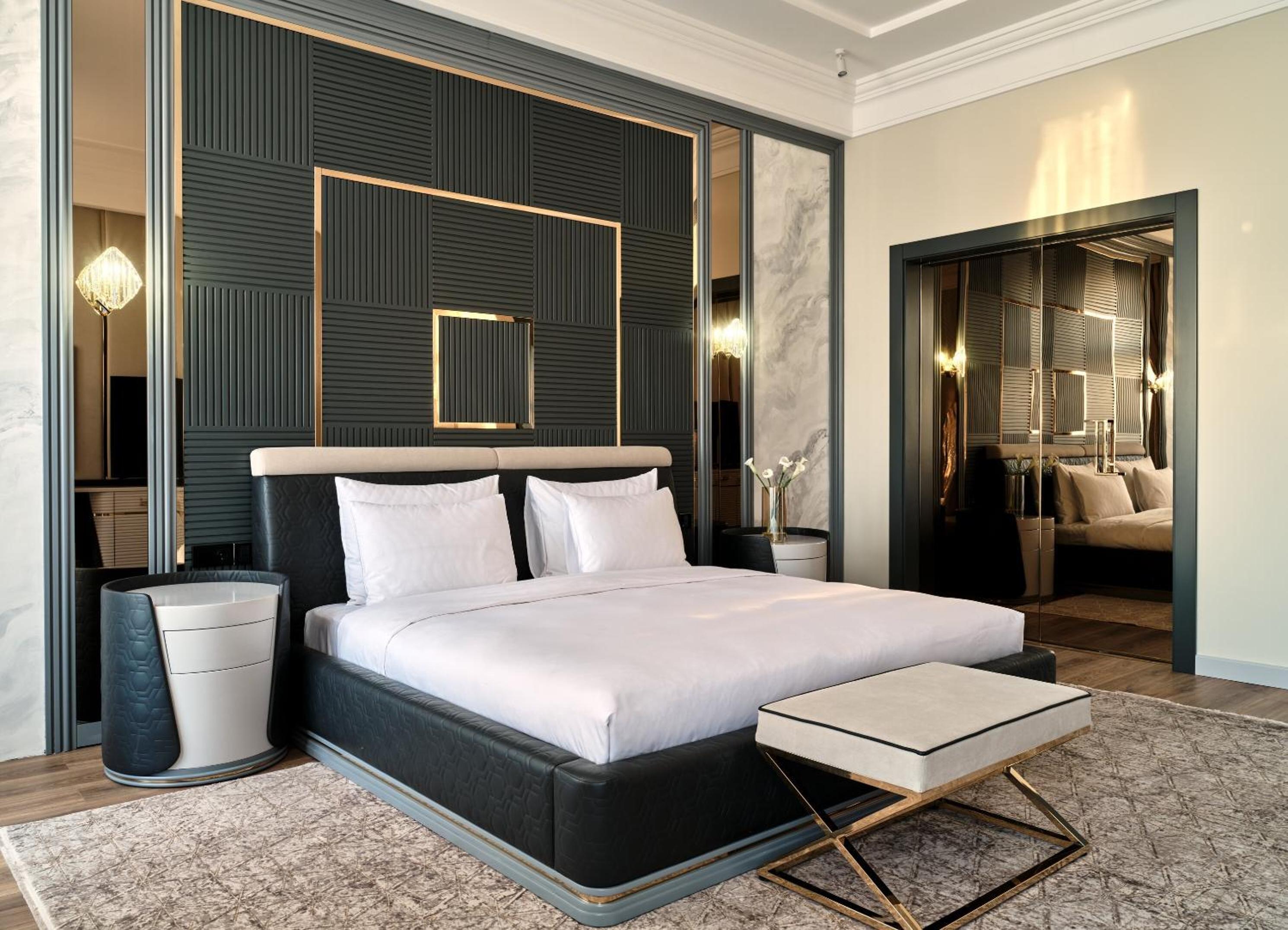 Plaza Suite - Photo 2
