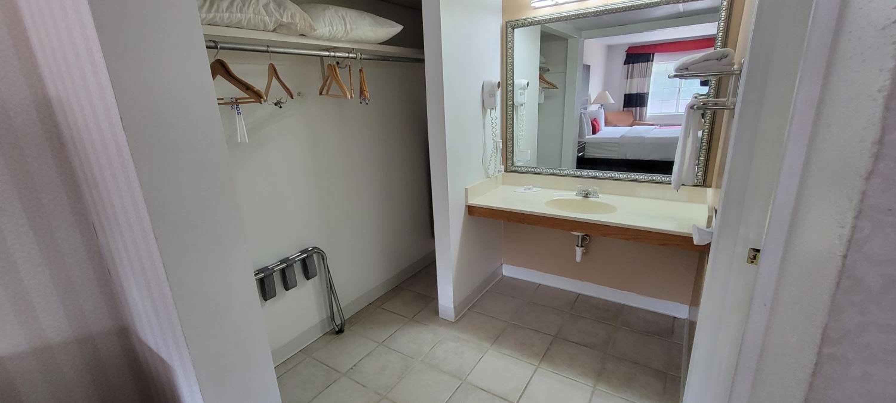 King Studio Suite - Non-Smoking - Photo 7