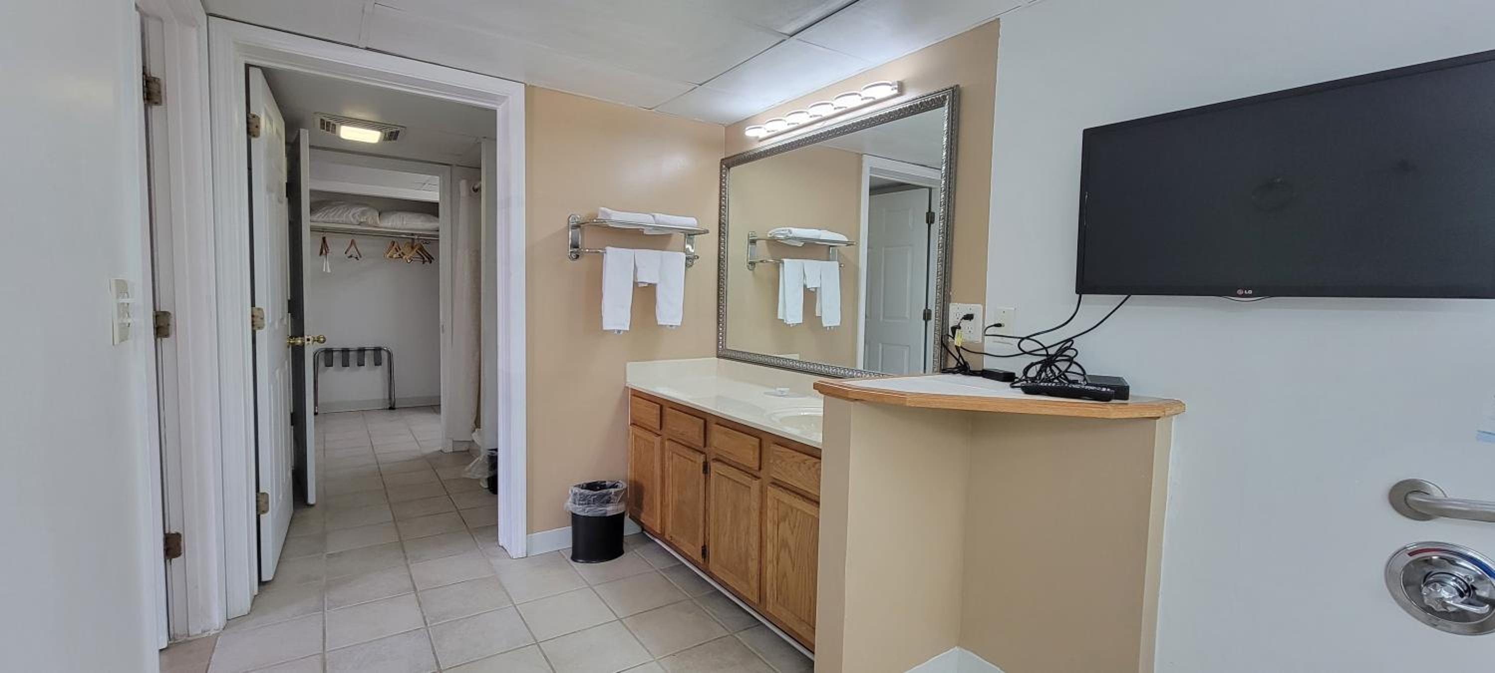 King Studio Suite - Non-Smoking - Photo 6