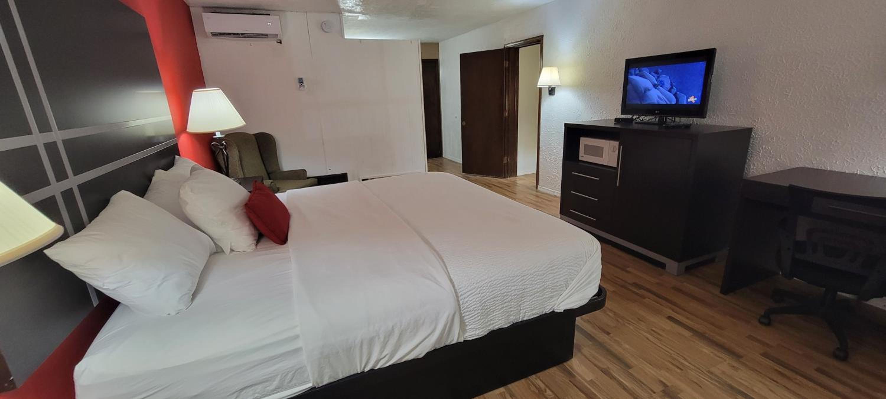 King Suite with Fireplace - Non-Smoking - Photo 5