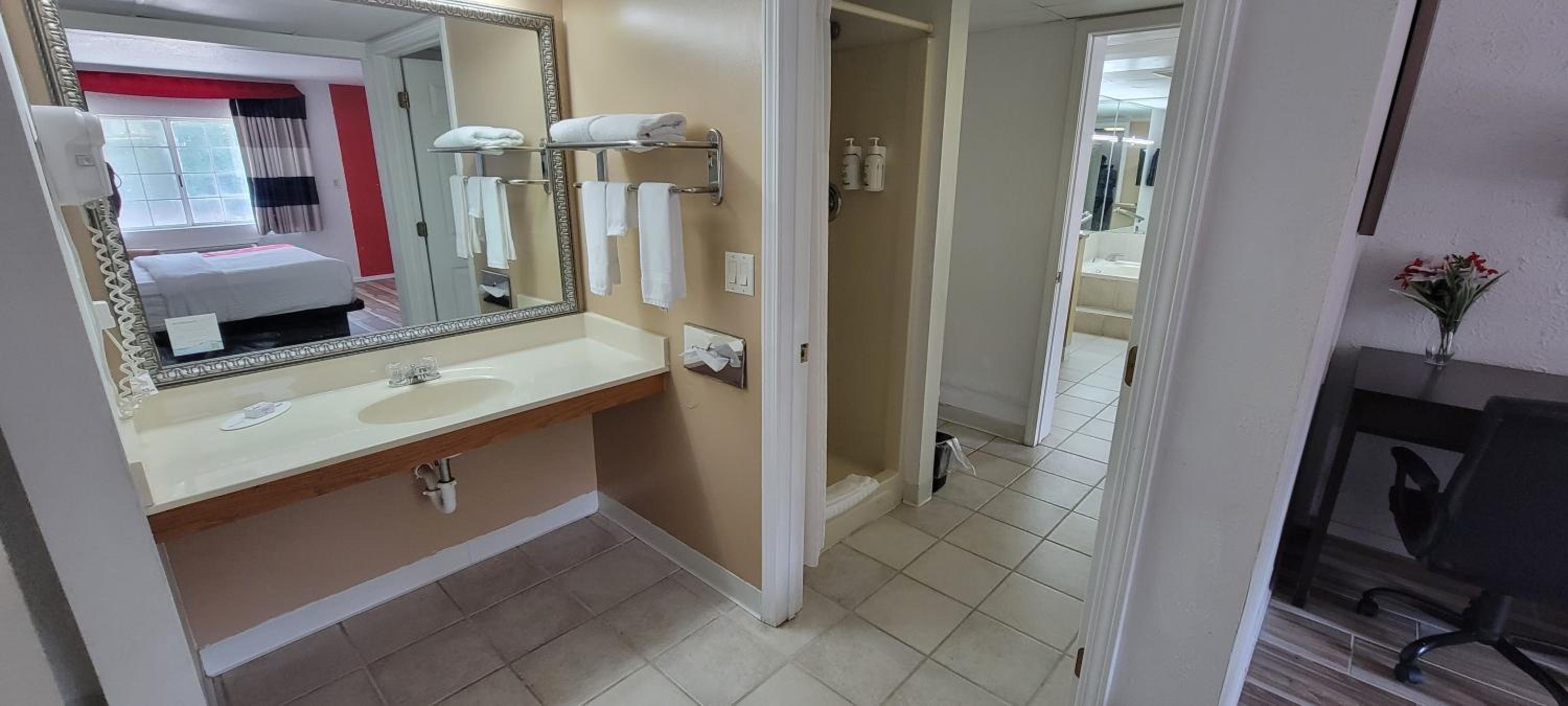 King Studio Suite - Non-Smoking - Photo 8