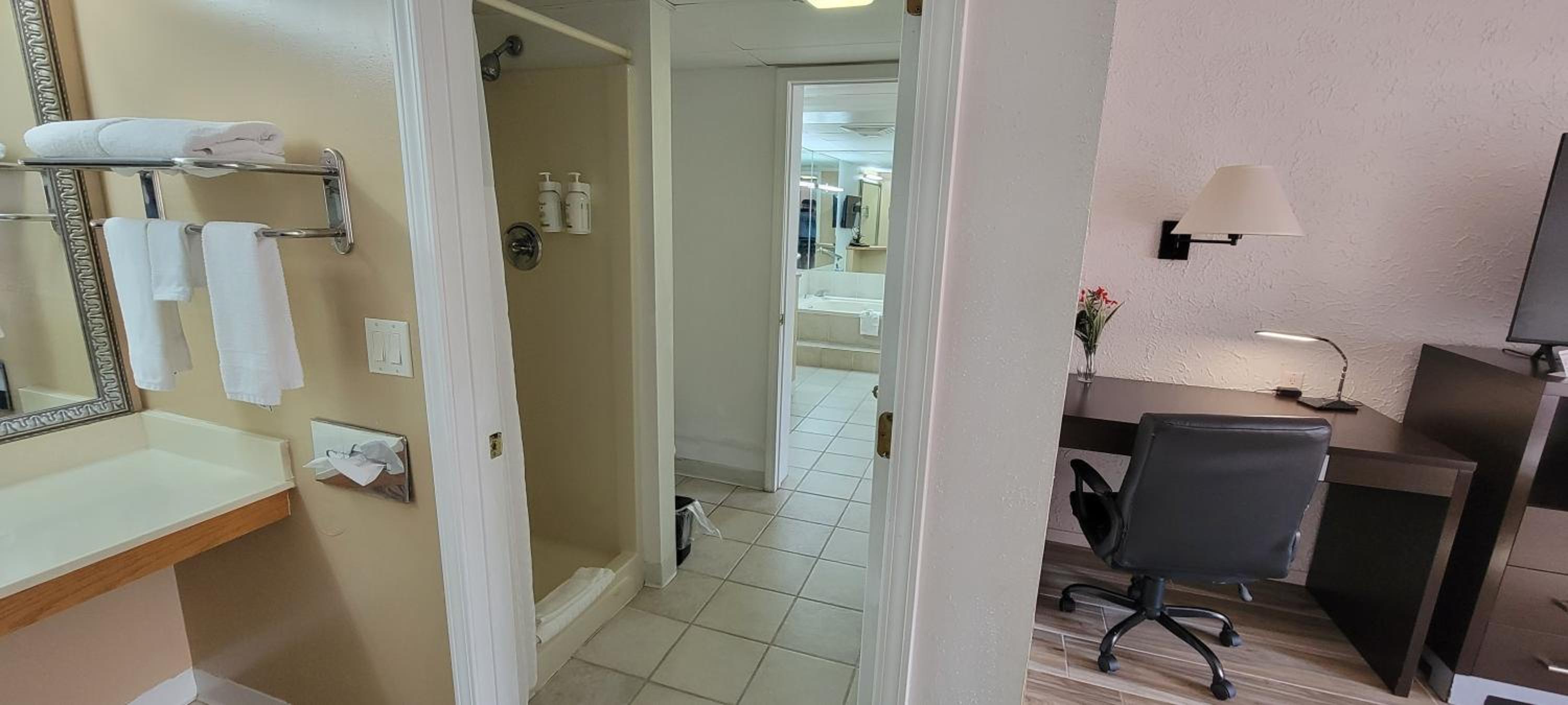 King Studio Suite - Non-Smoking - Photo 9