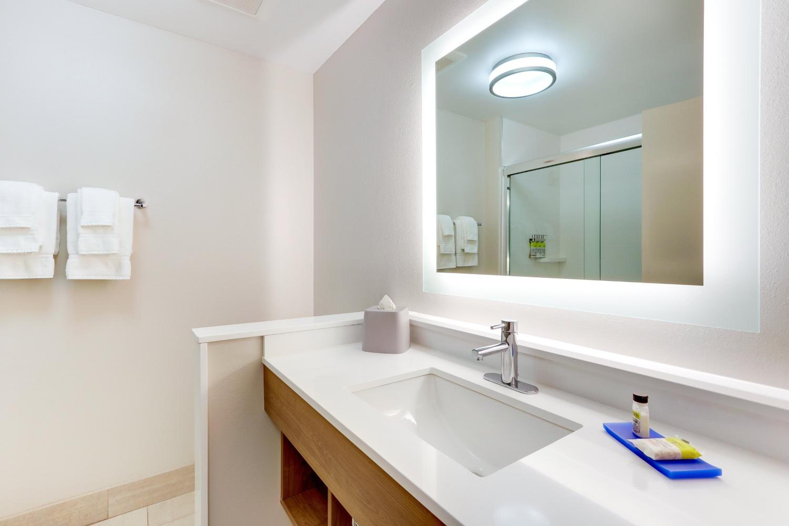 Standard King Room with Mobility Accessible Tub - Photo 2