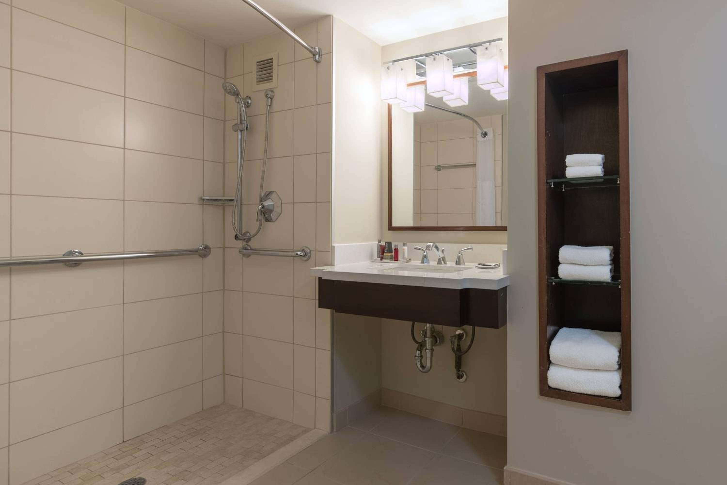 1 King Bed, Guest Room - Photo 9