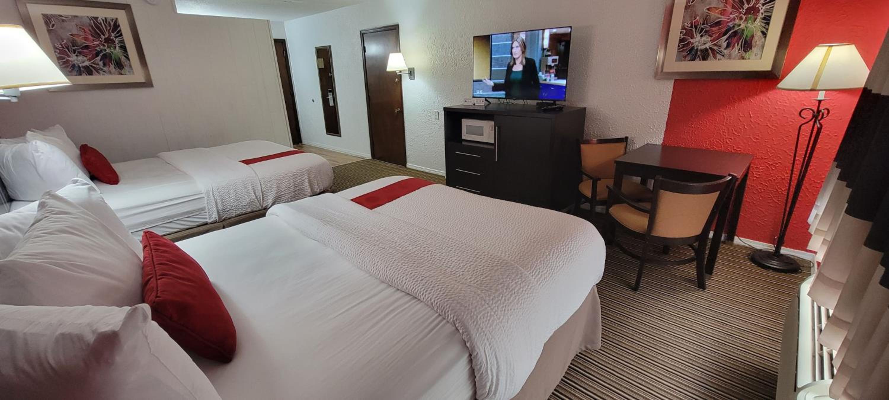 Queen Room with Two Queen Beds - Second Floor/Non-Smoking - Photo 10
