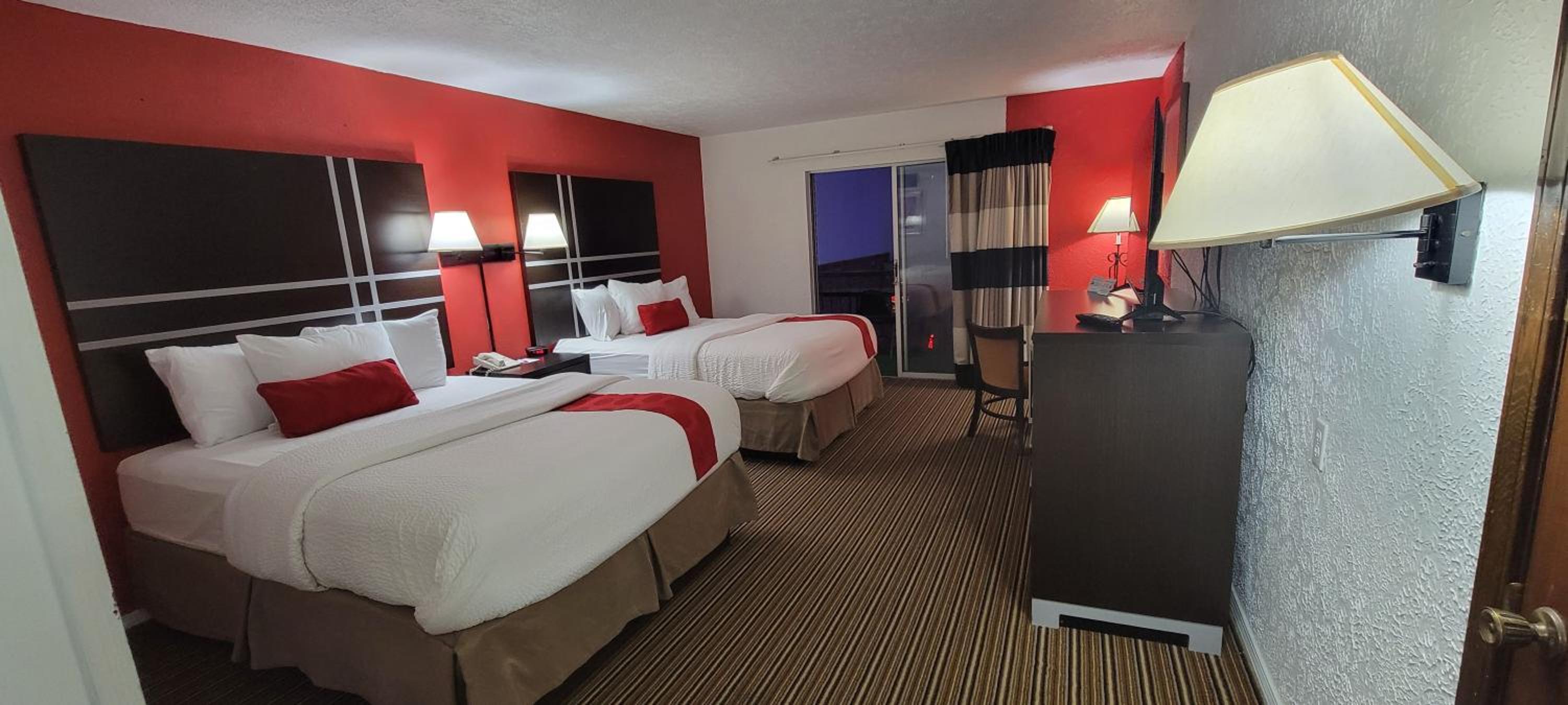 Queen Room with Two Queen Beds - Second Floor/Non-Smoking - Photo 9