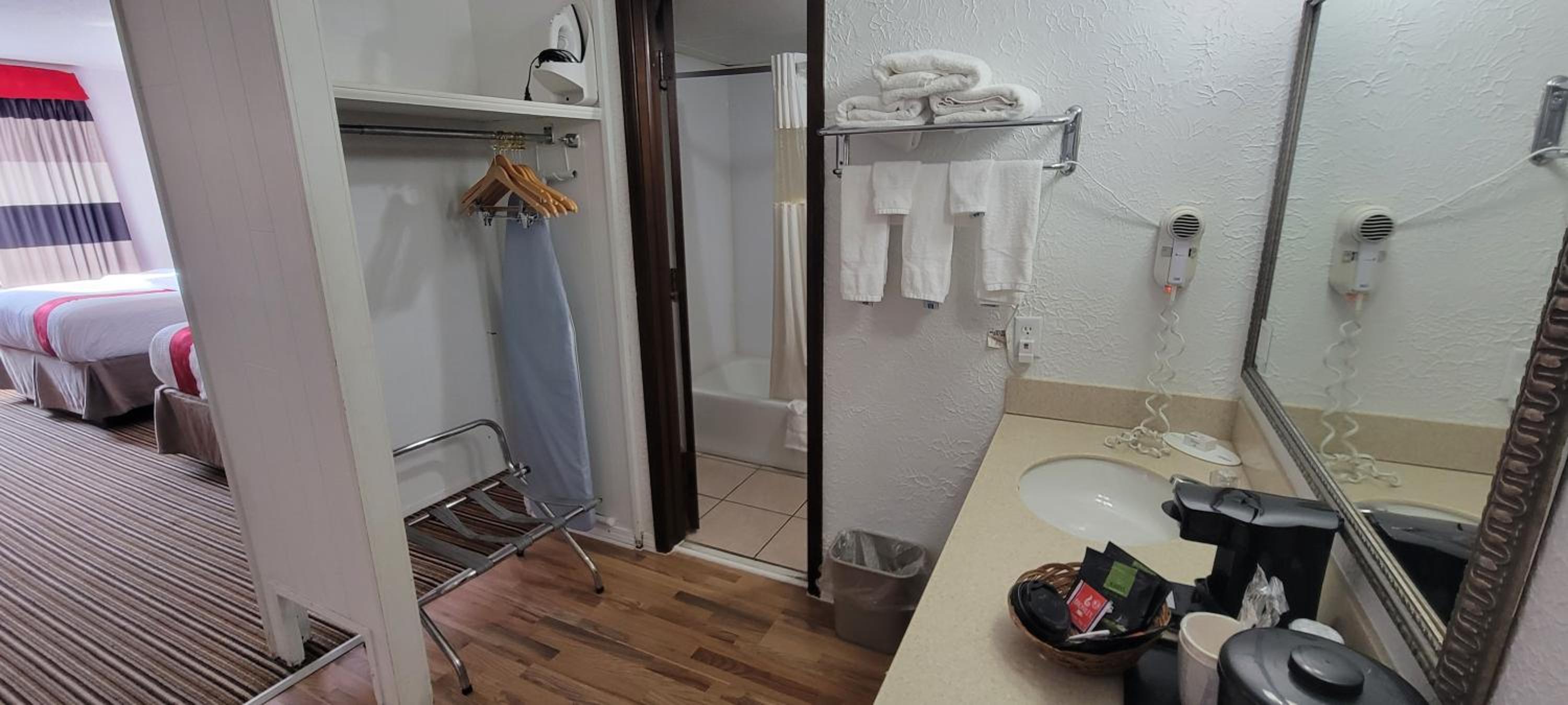 Queen Room with Two Queen Beds - Second Floor/Non-Smoking - Photo 6
