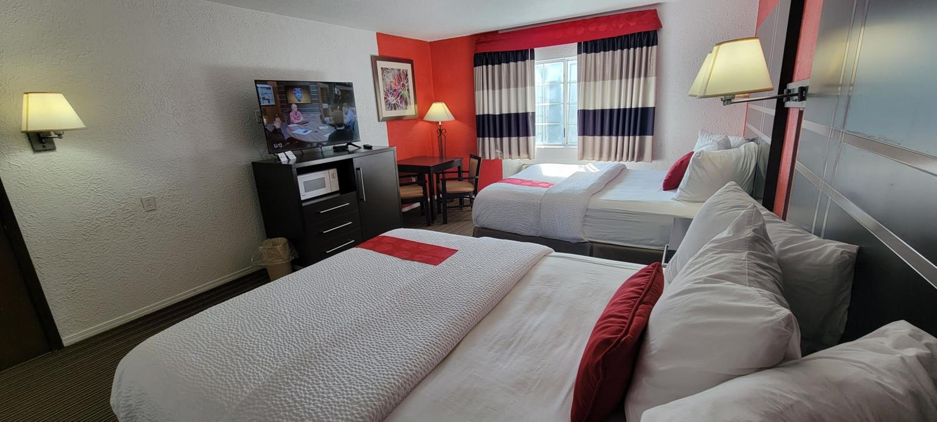 Queen Room with Two Queen Beds - Second Floor/Non-Smoking - Photo 3